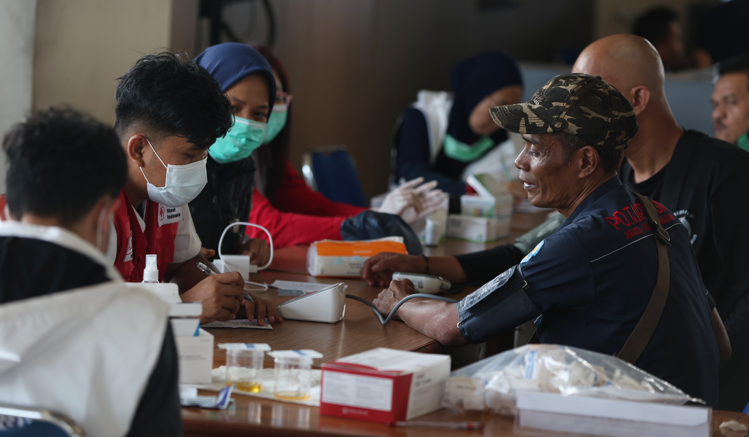 Suasana arus mudik terminal Pulo Gebang. (Agus Priatna/SinPo.id)