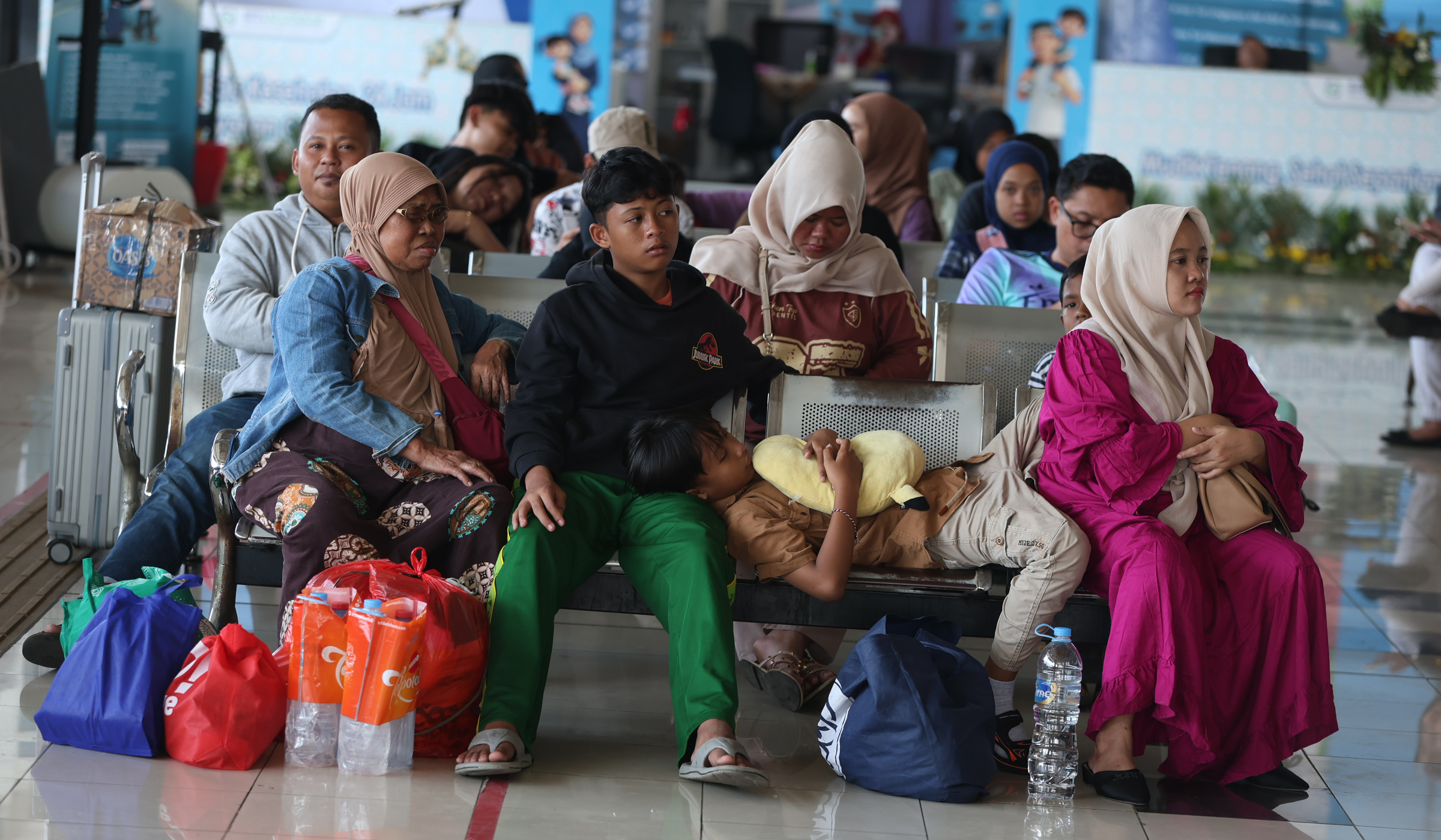 Suasana arus mudik terminal Pulo Gebang. (Agus Priatna/SinPo.id)