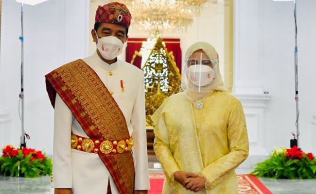 Presiden Joko Widodo dan Ibu Hj. Iriana Joko Widodo tiba di Istana Merdeka. Presiden Jokowi mengenakan pakaian adat Lampung, sementara Ibu Negara mengenakan busana nasional dengan kain songket.