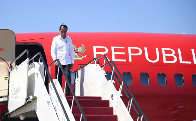 Presiden Jokowi dan rombongan tiba di Bandar Udara Internasional Juanda, Kabupaten Sidoarjo, 12 Oktober 2021.