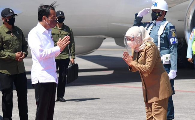 Presiden Jokowi dan rombongan tiba di Bandar Udara Internasional Juanda, Kabupaten Sidoarjo, 12 Oktober 2021.