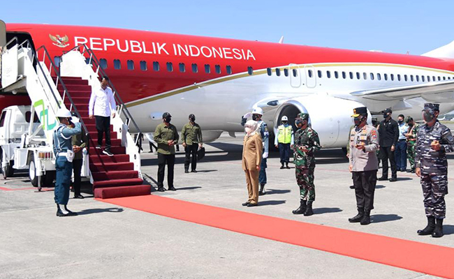 Presiden Jokowi dan rombongan tiba di Bandar Udara Internasional Juanda, Kabupaten Sidoarjo, 12 Oktober 2021.