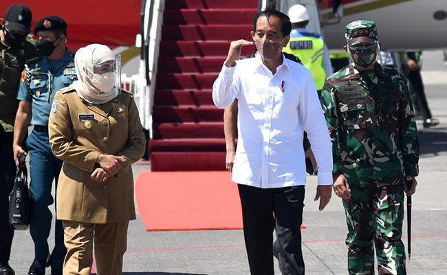 Presiden Jokowi dan rombongan tiba di Bandar Udara Internasional Juanda, Kabupaten Sidoarjo, 12 Oktober 2021.