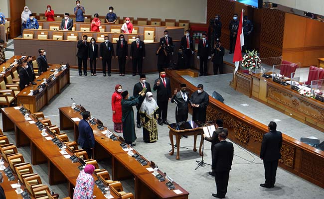 Rapat Paripurna Masa Persidangan II mengenai rincian APBN dan Peresmian Lantik dari lima anggota 