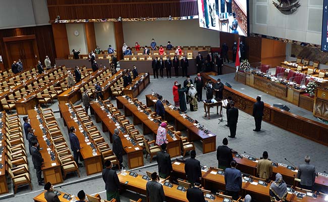 Rapat Paripurna Masa Persidangan II mengenai rincian APBN dan Peresmian Lantik dari lima anggota 