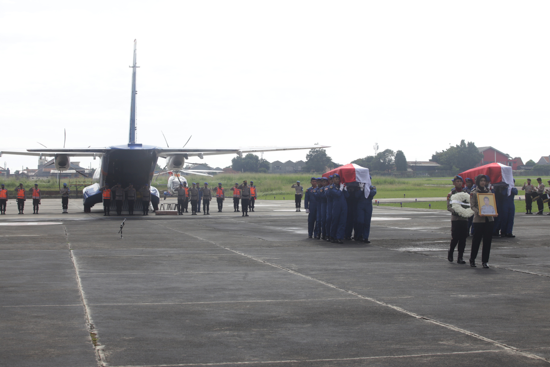 2 Jenazah Helikopter Polri yang jatuh di Babel tiba di Jakarta (Ashar/SinPo.id)