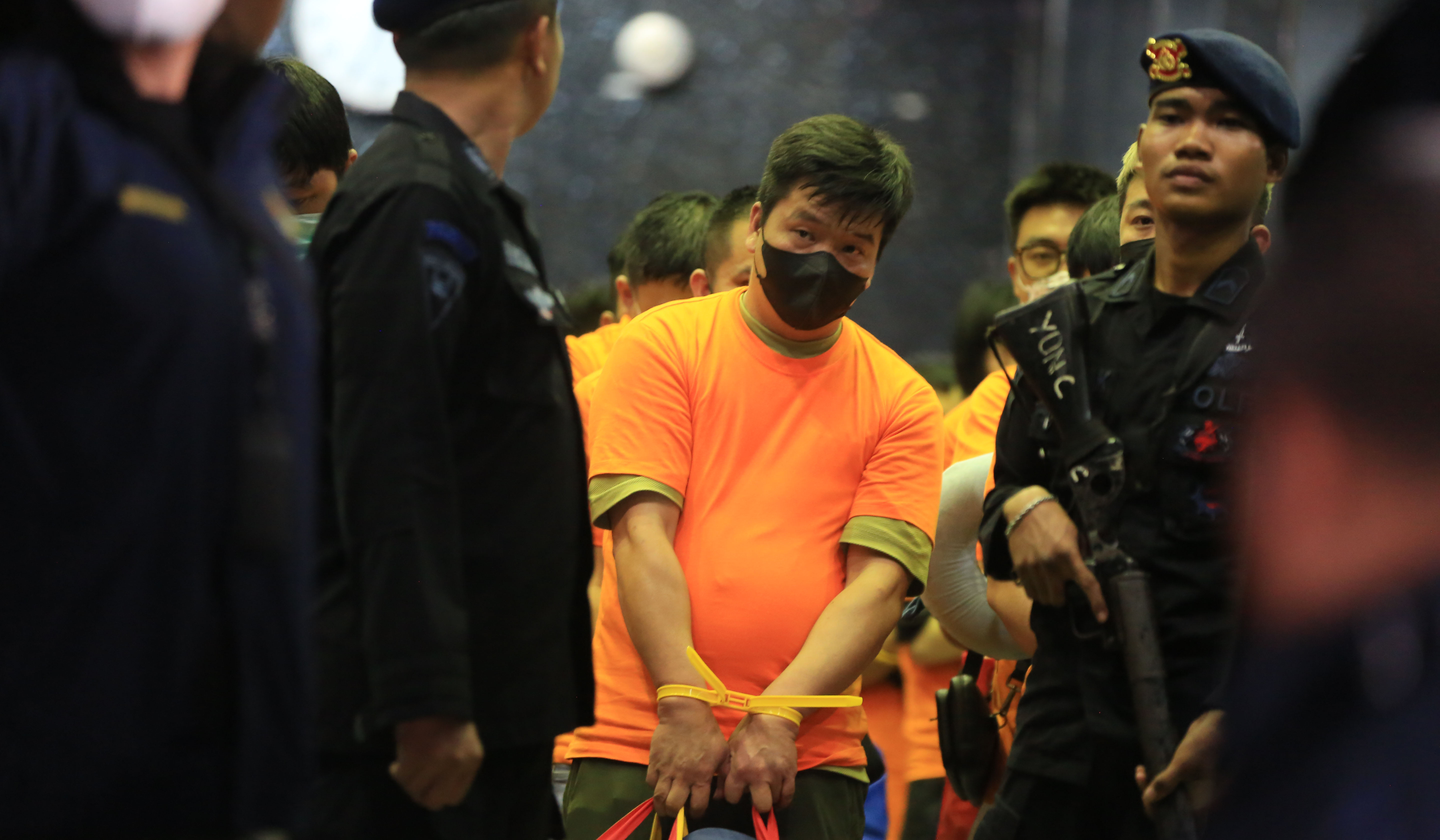 Bareskrim Polri amankan WNA terkait judi online. (Agus Priatna/SinPo.id)