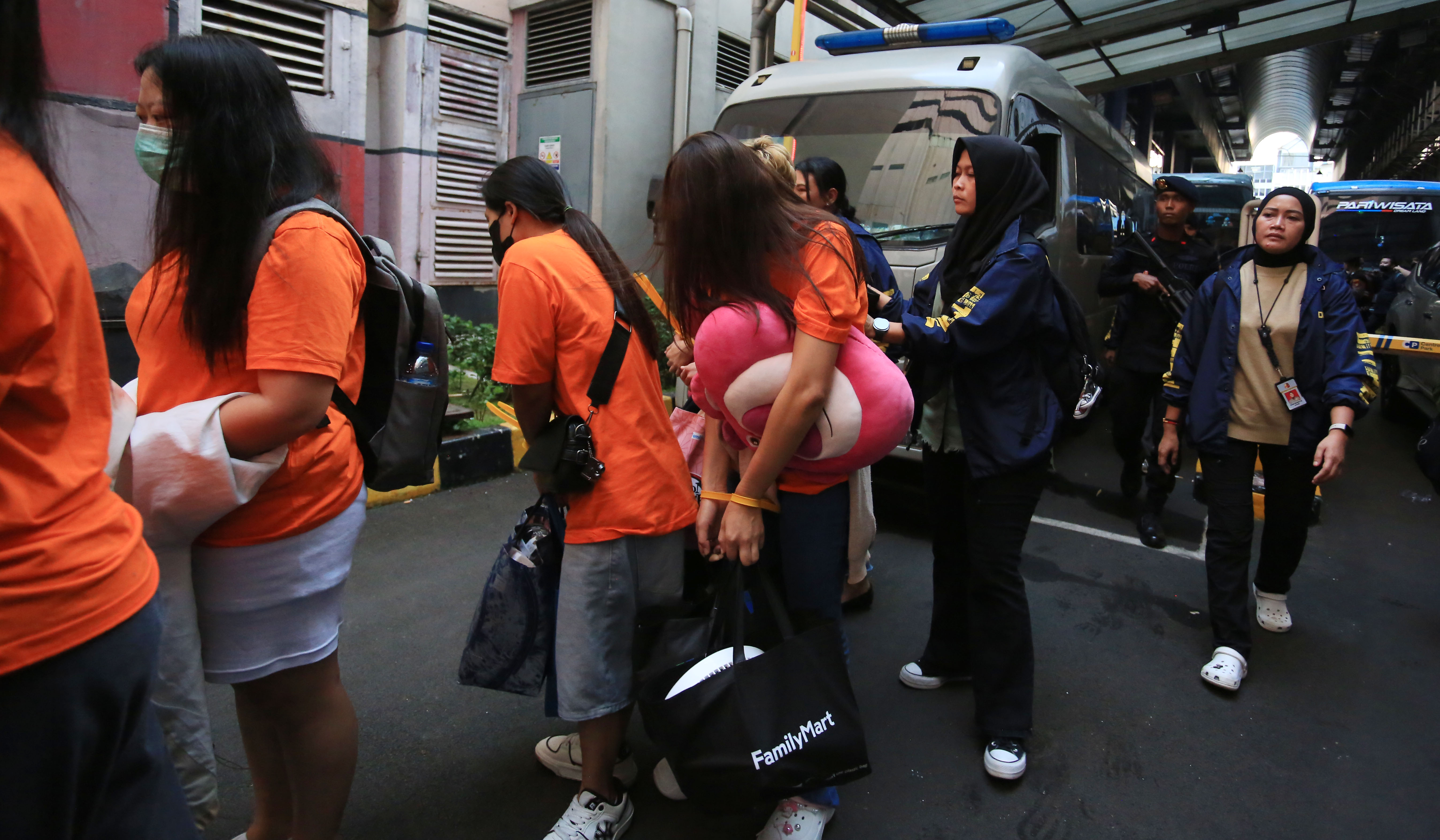 Bareskrim Polri amankan WNA terkait judi online. (Agus Priatna/SinPo.id)