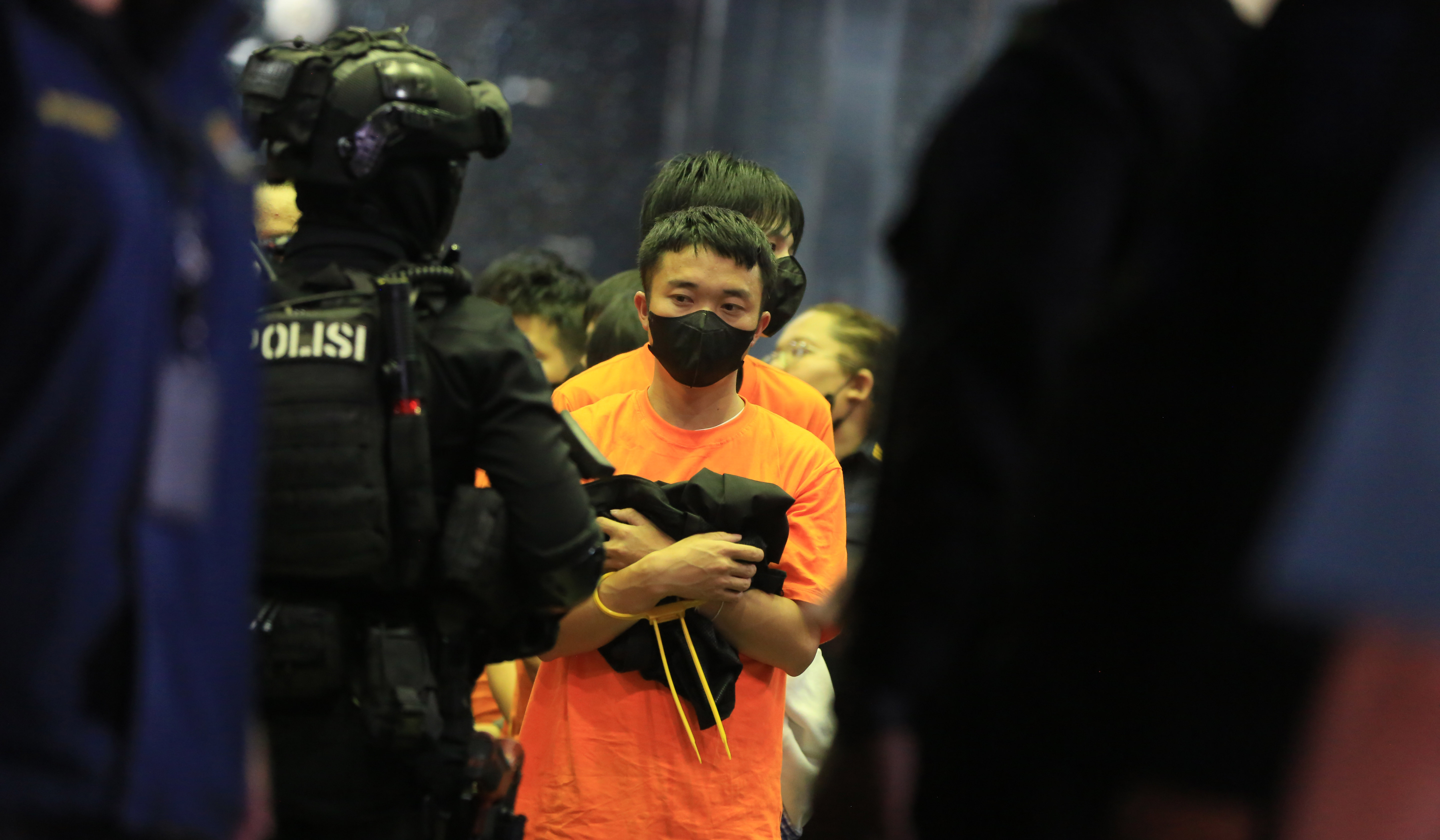 Bareskrim Polri amankan WNA terkait judi online. (Agus Priatna/SinPo.id)