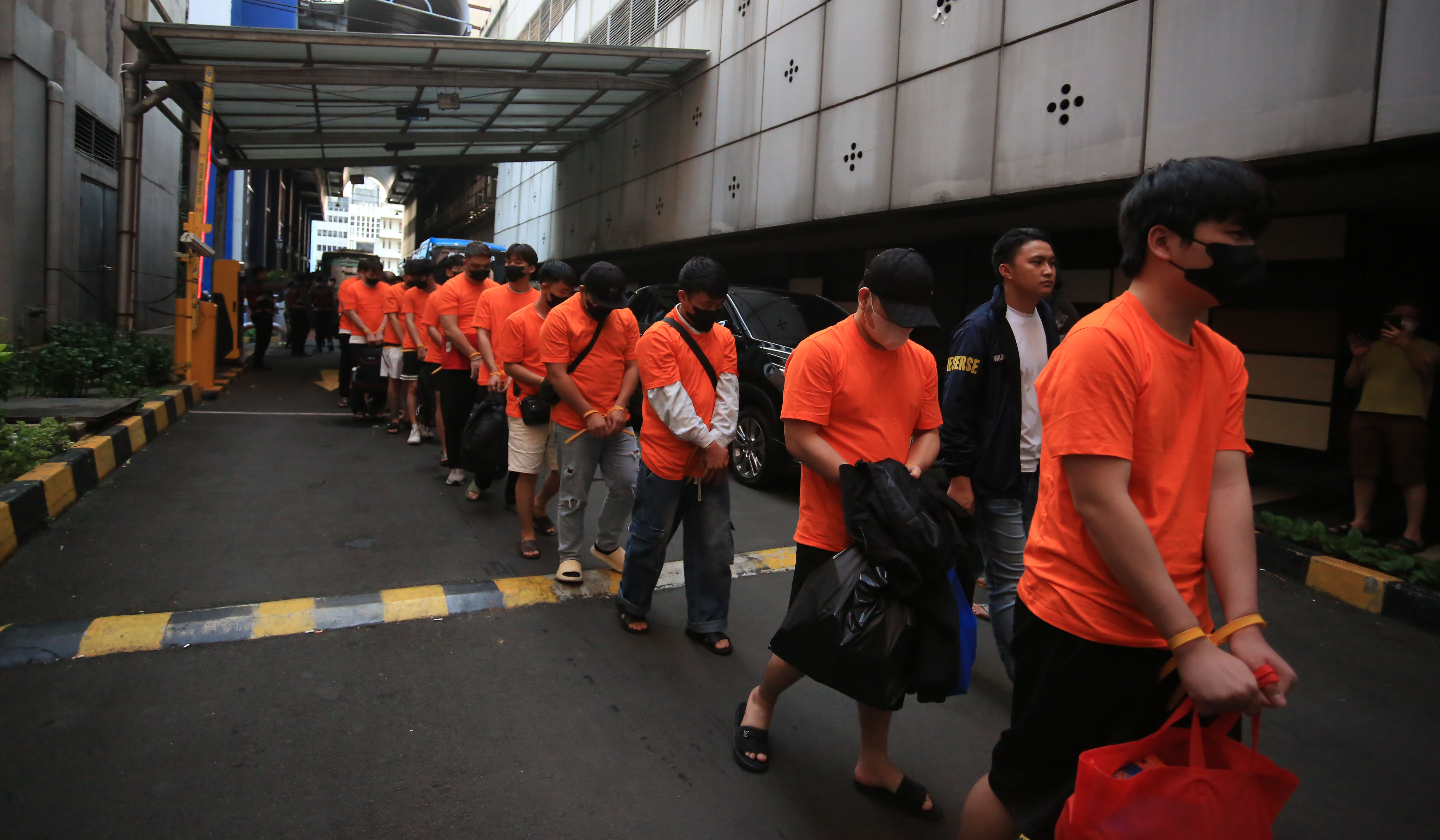 Bareskrim Polri amankan WNA terkait judi online. (Agus Priatna/SinPo.id)