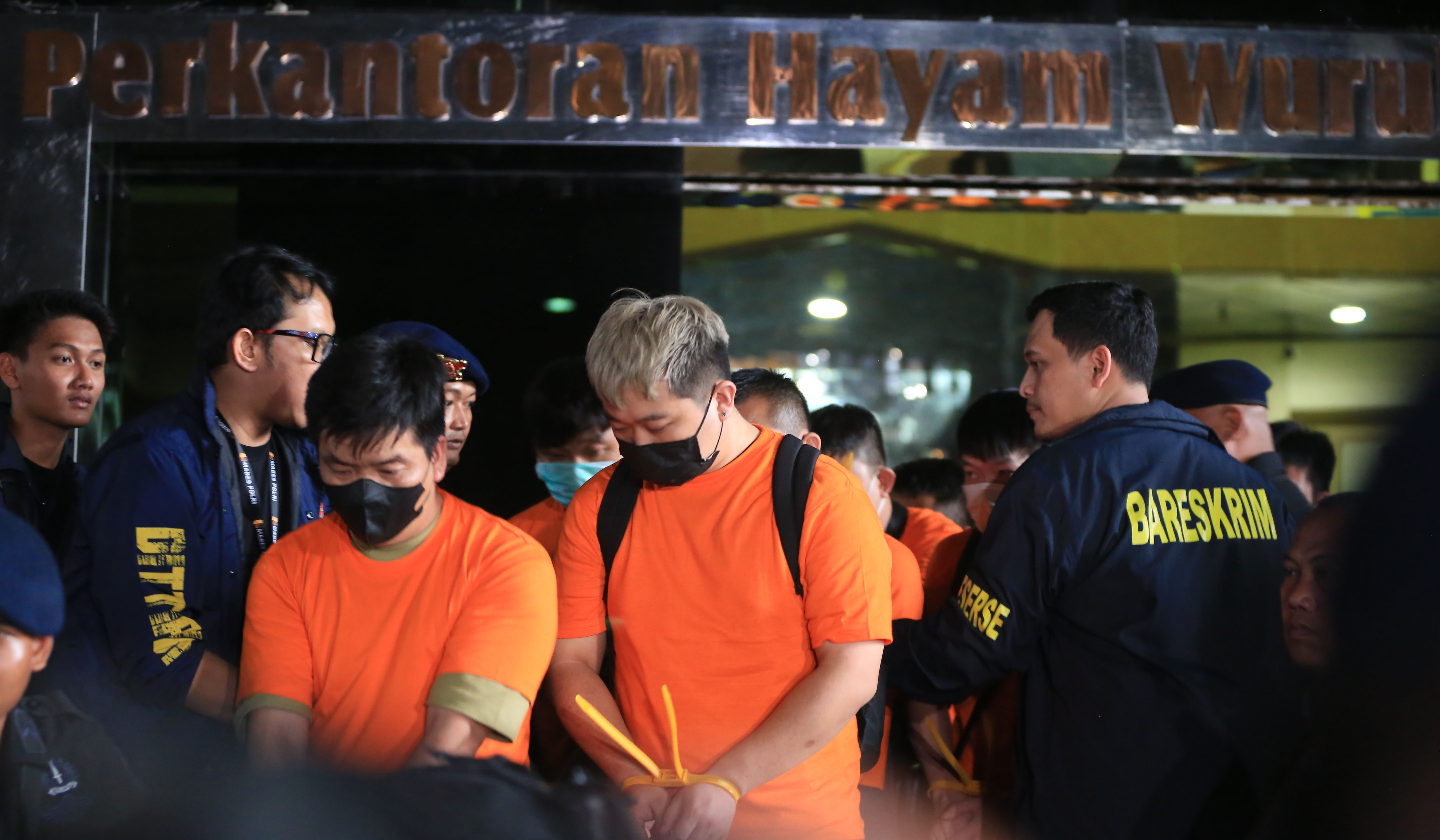 Bareskrim Polri amankan WNA terkait judi online. (Agus Priatna/SinPo.id)