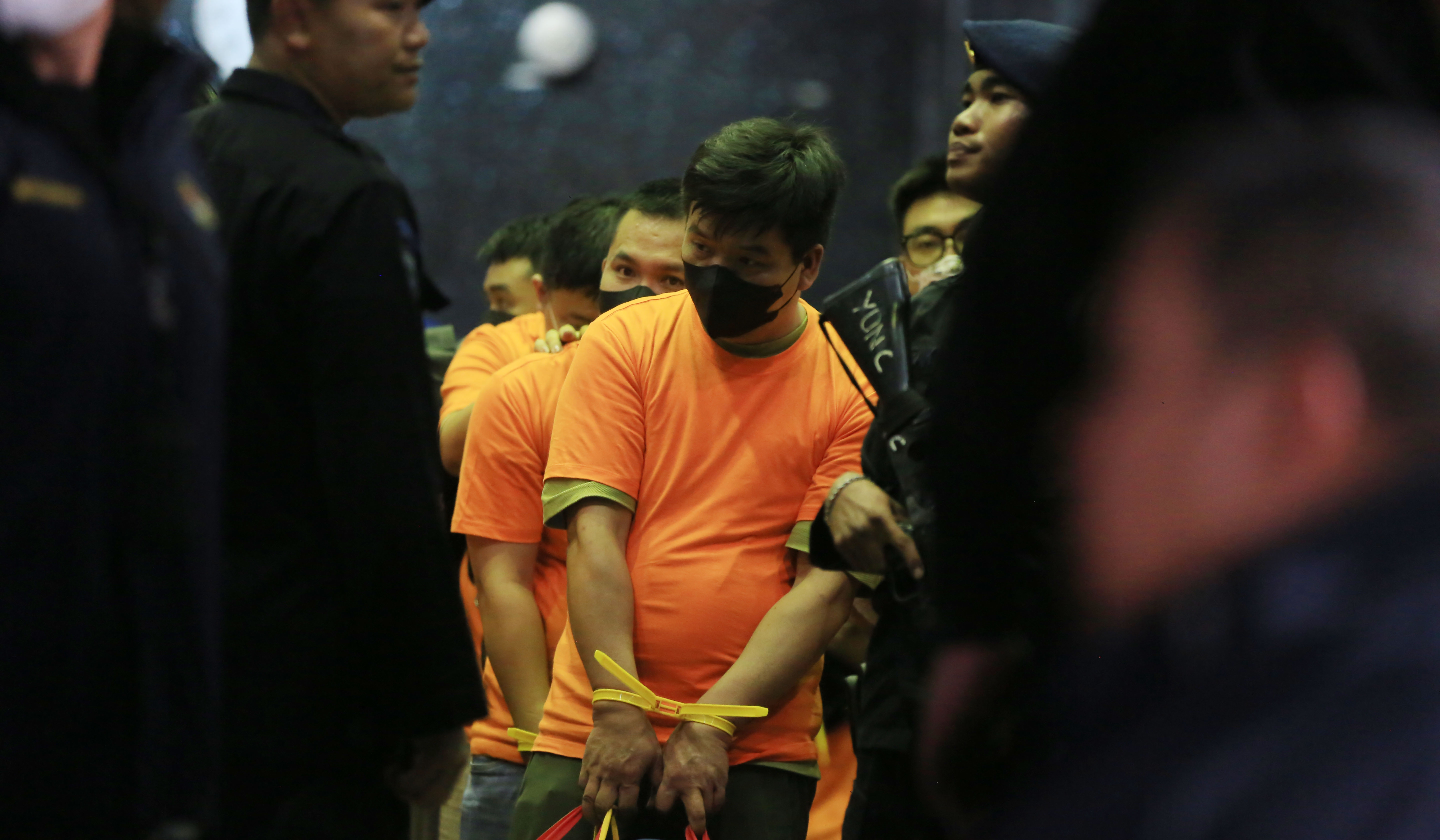 Bareskrim Polri amankan WNA terkait judi online. (Agus Priatna/SinPo.id)