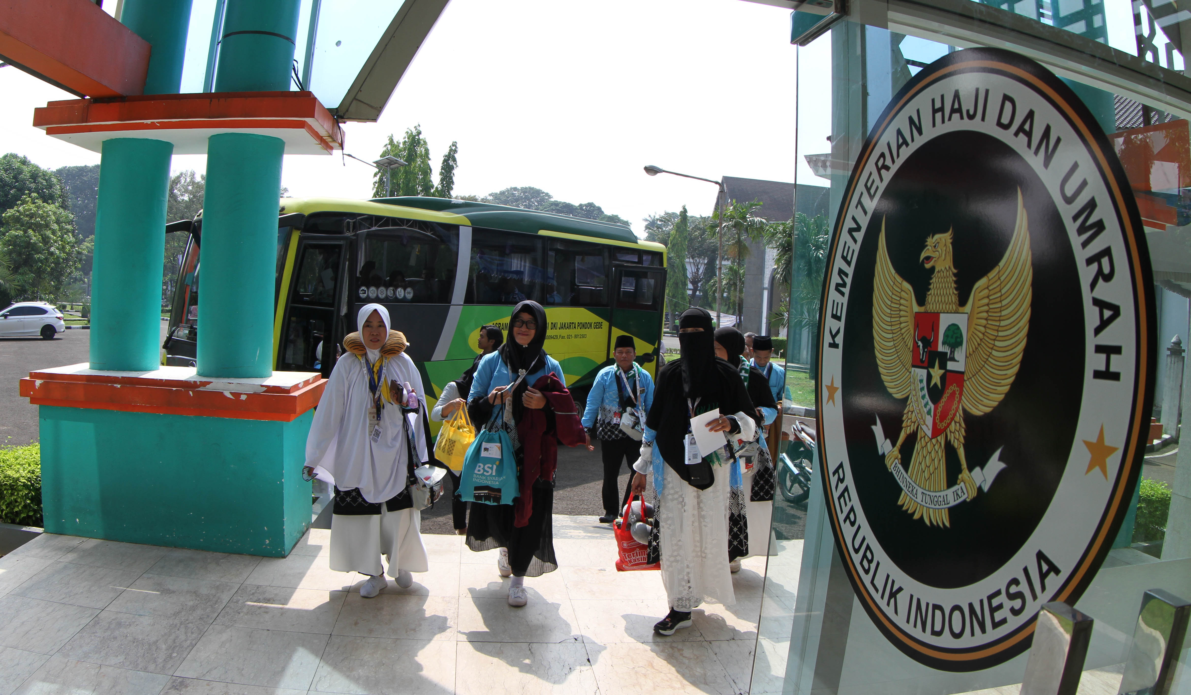 Calon jemaah haji saat tiba di asrama haji Pondok Gede. (Agus Priatna/SinPo.id)