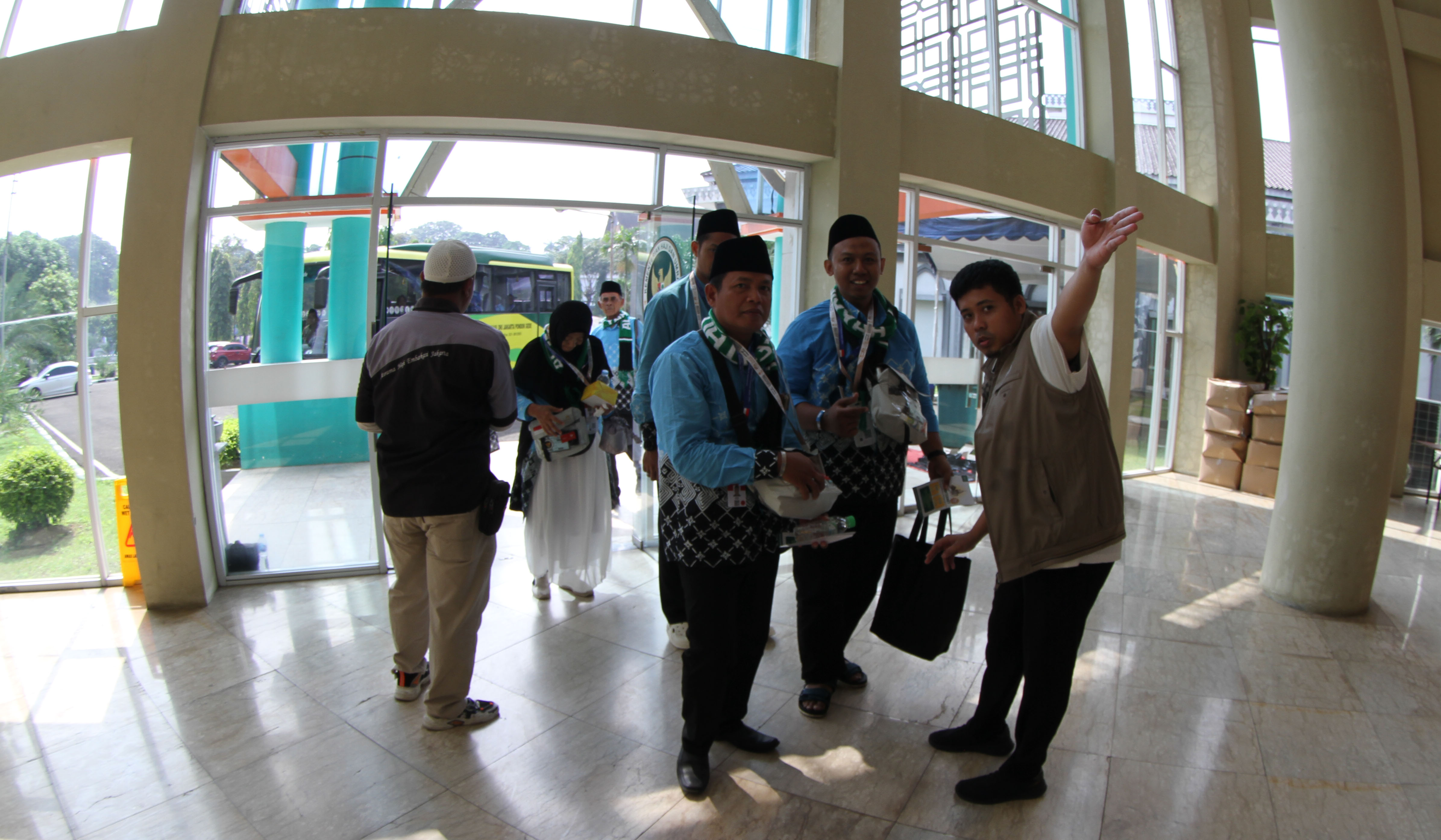 Calon jemaah haji saat tiba di asrama haji Pondok Gede. (Agus Priatna/SinPo.id)