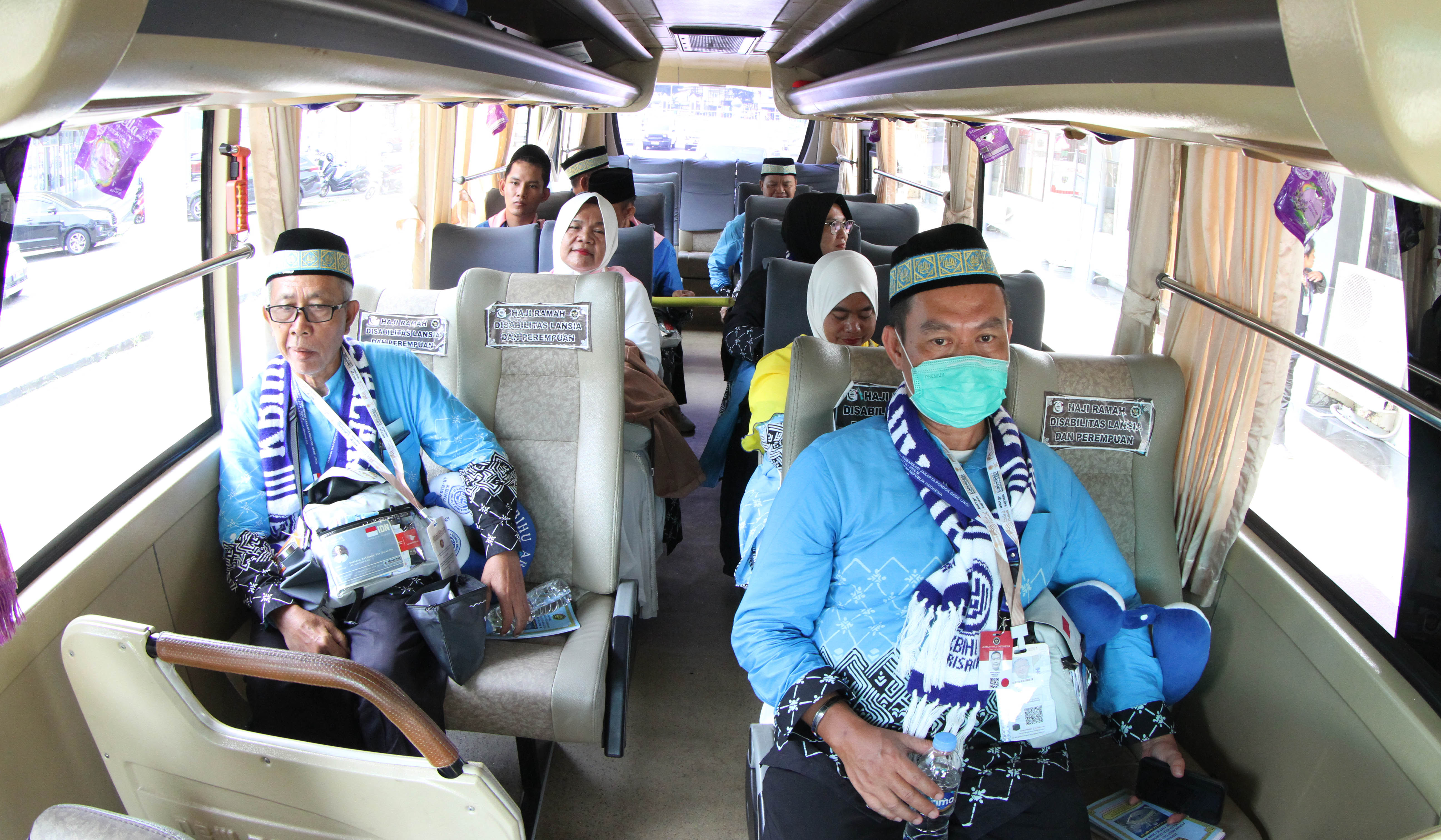 Calon jemaah haji saat tiba di asrama haji Pondok Gede. (Agus Priatna/SinPo.id)