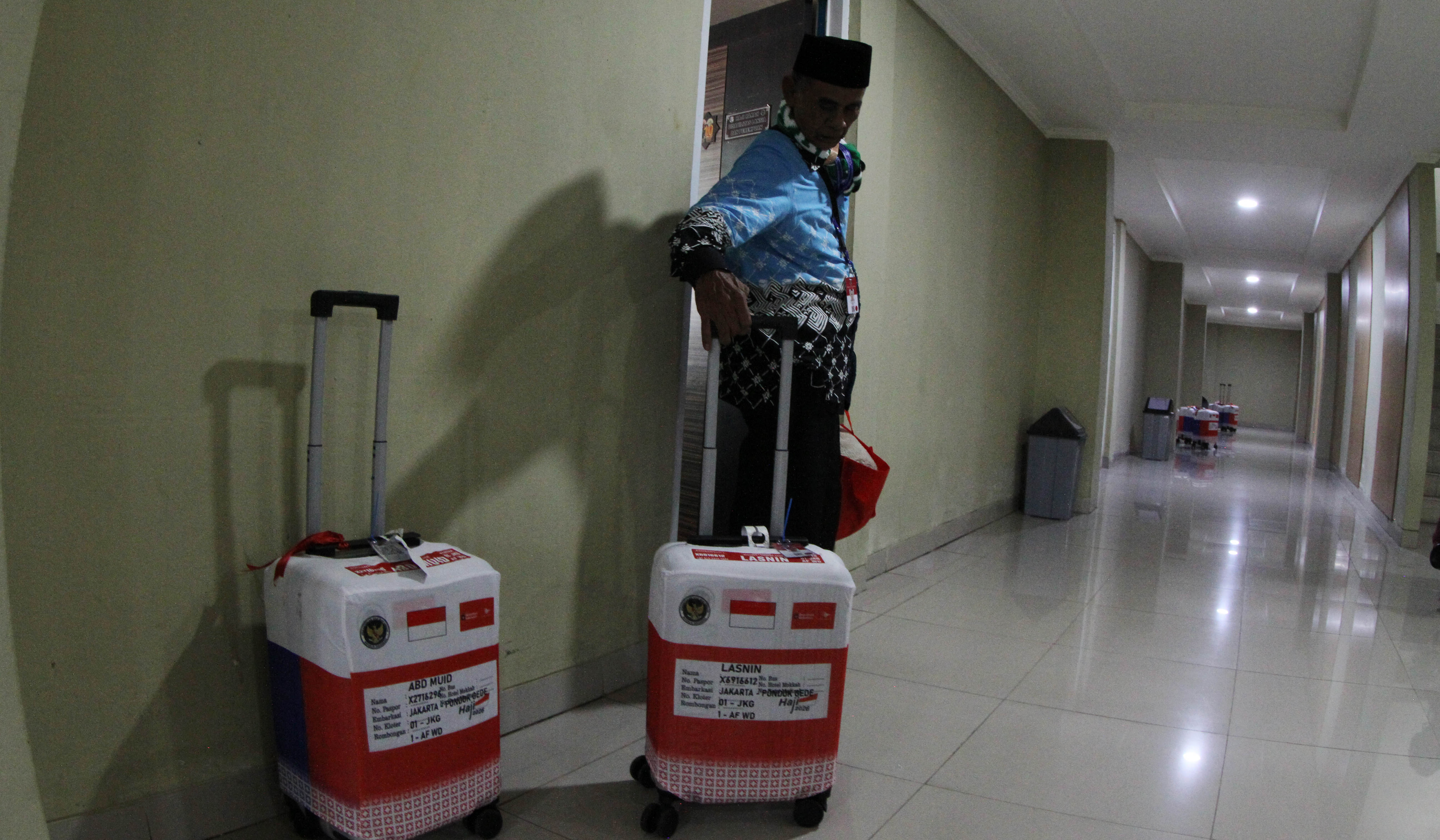 Calon jemaah haji saat tiba di asrama haji Pondok Gede. (Agus Priatna/SinPo.id)