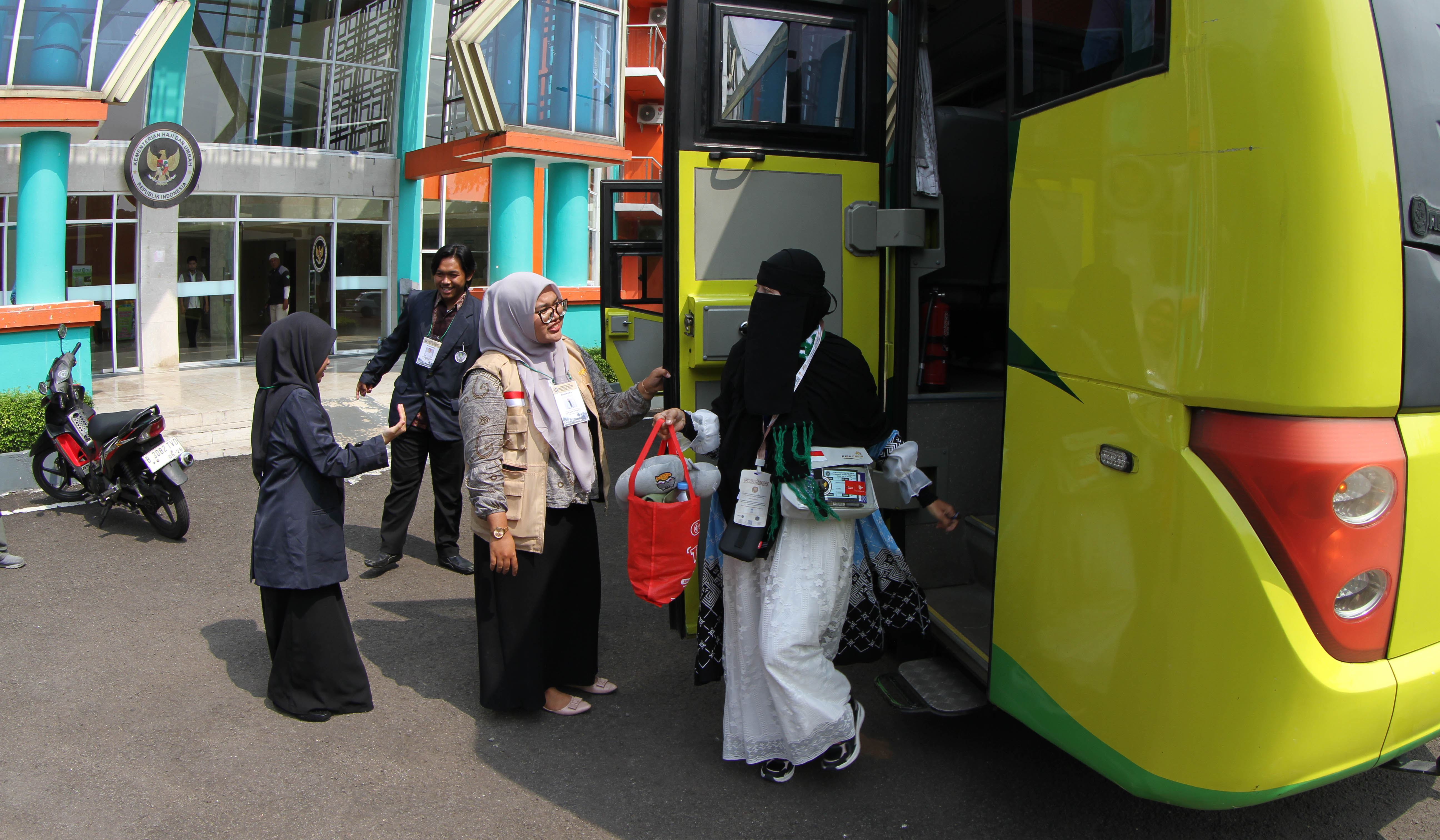 Calon jemaah haji saat tiba di asrama haji Pondok Gede. (Agus Priatna/SinPo.id)