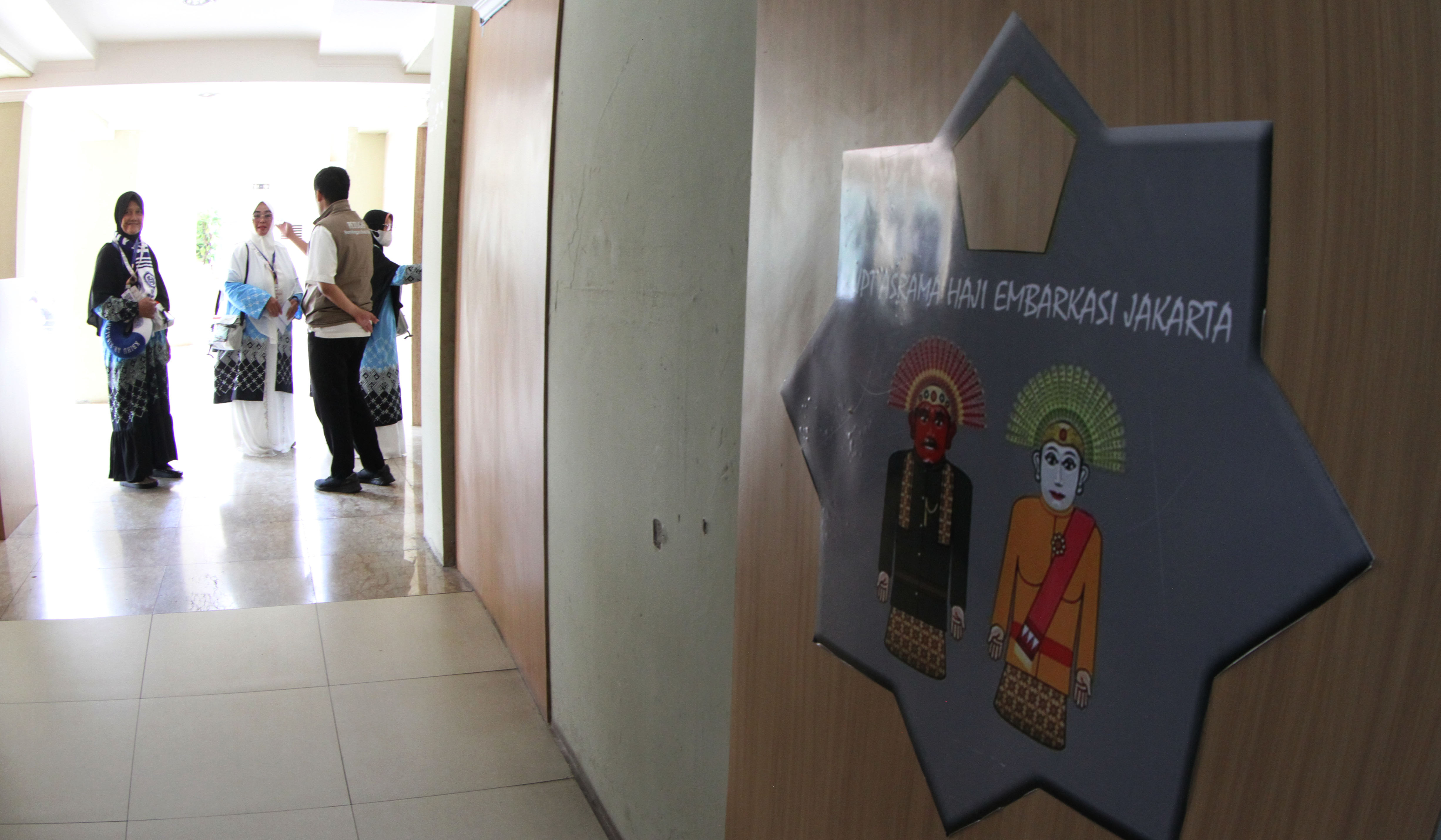 Calon jemaah haji saat tiba di asrama haji Pondok Gede. (Agus Priatna/SinPo.id)