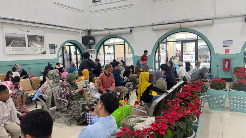 Terlihat antrian penumpang KAI memadati Stasiun Pasar Senen jelang Natal dan Tahun Baru (Ashar/SinPo.id)