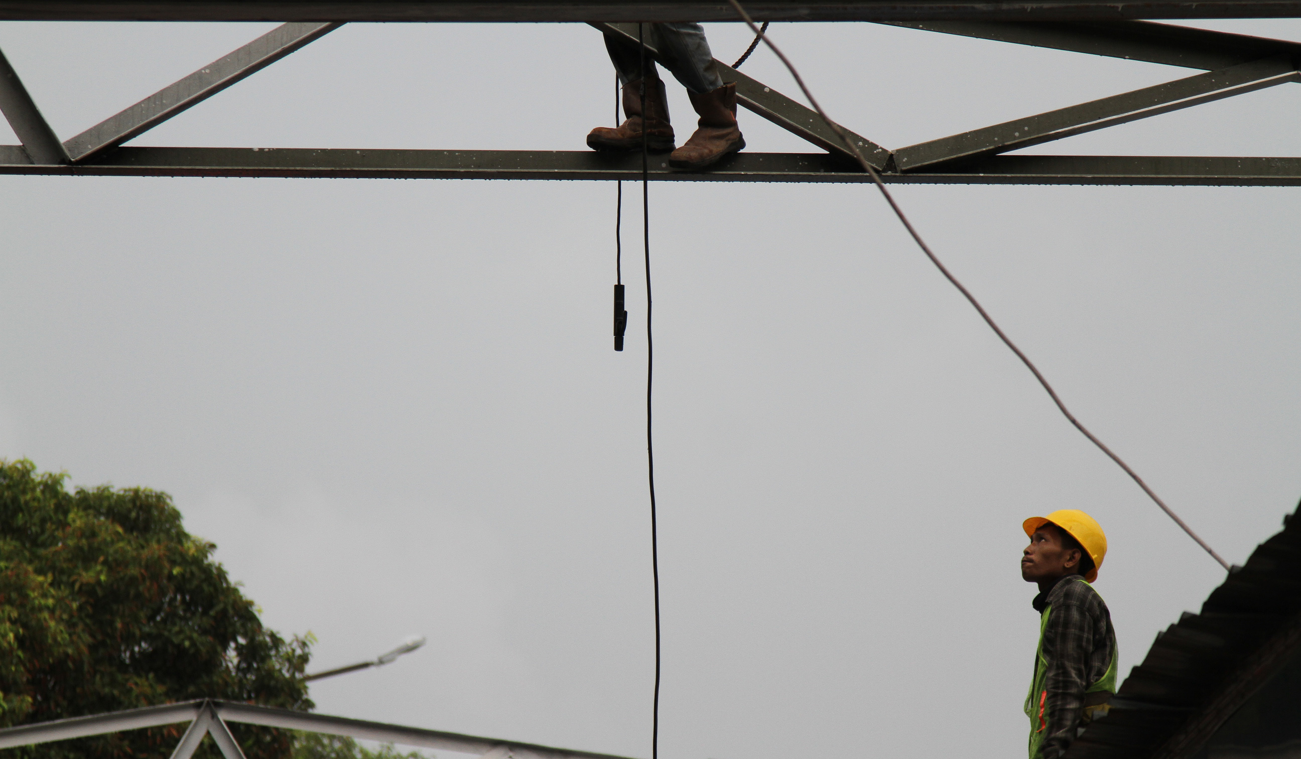Perbaikan Gerbang Tol Pejompongan. (Agus Priatna/SinPo.id)