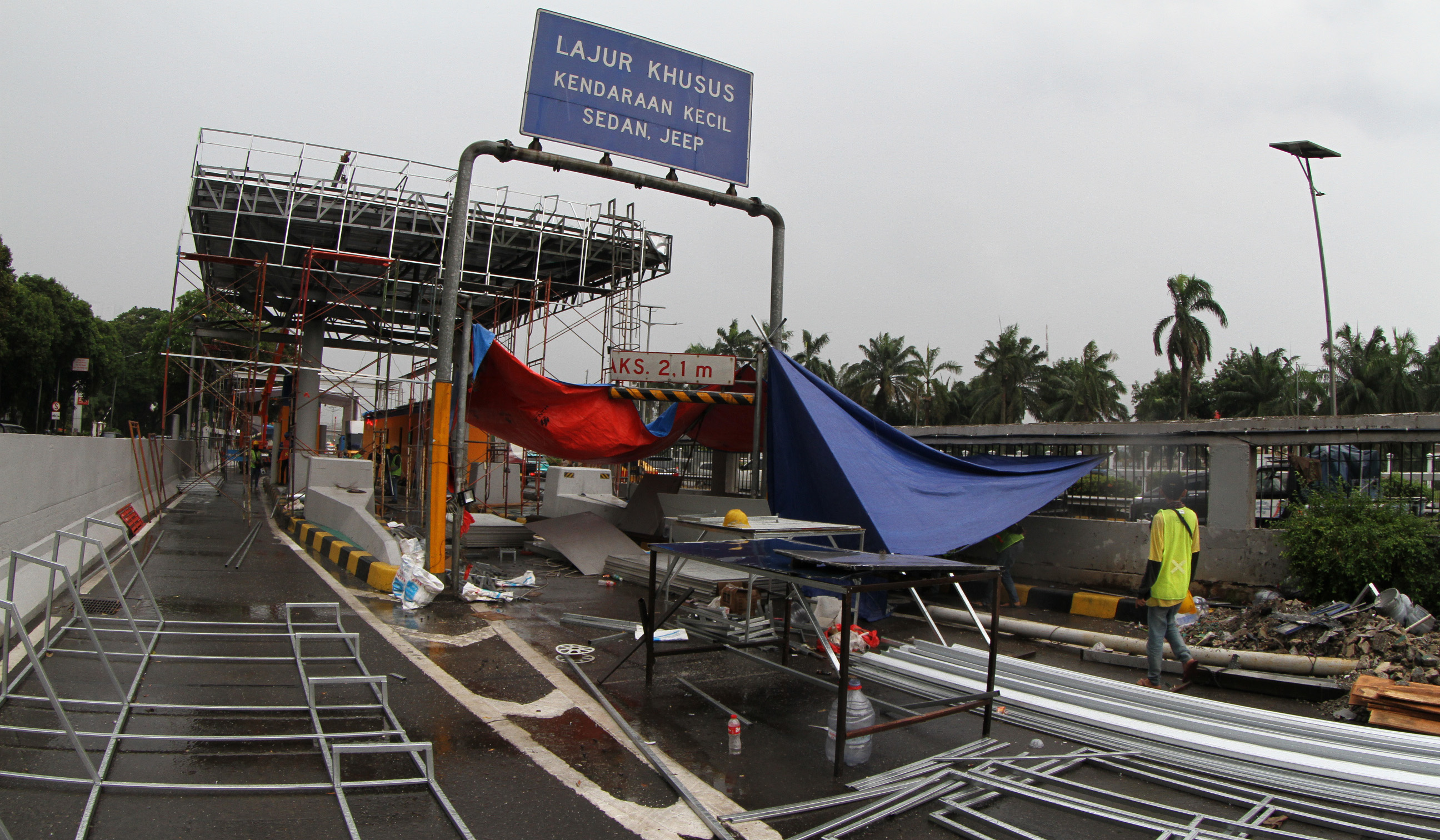 Perbaikan Gerbang Tol Pejompongan. (Agus Priatna/SinPo.id)