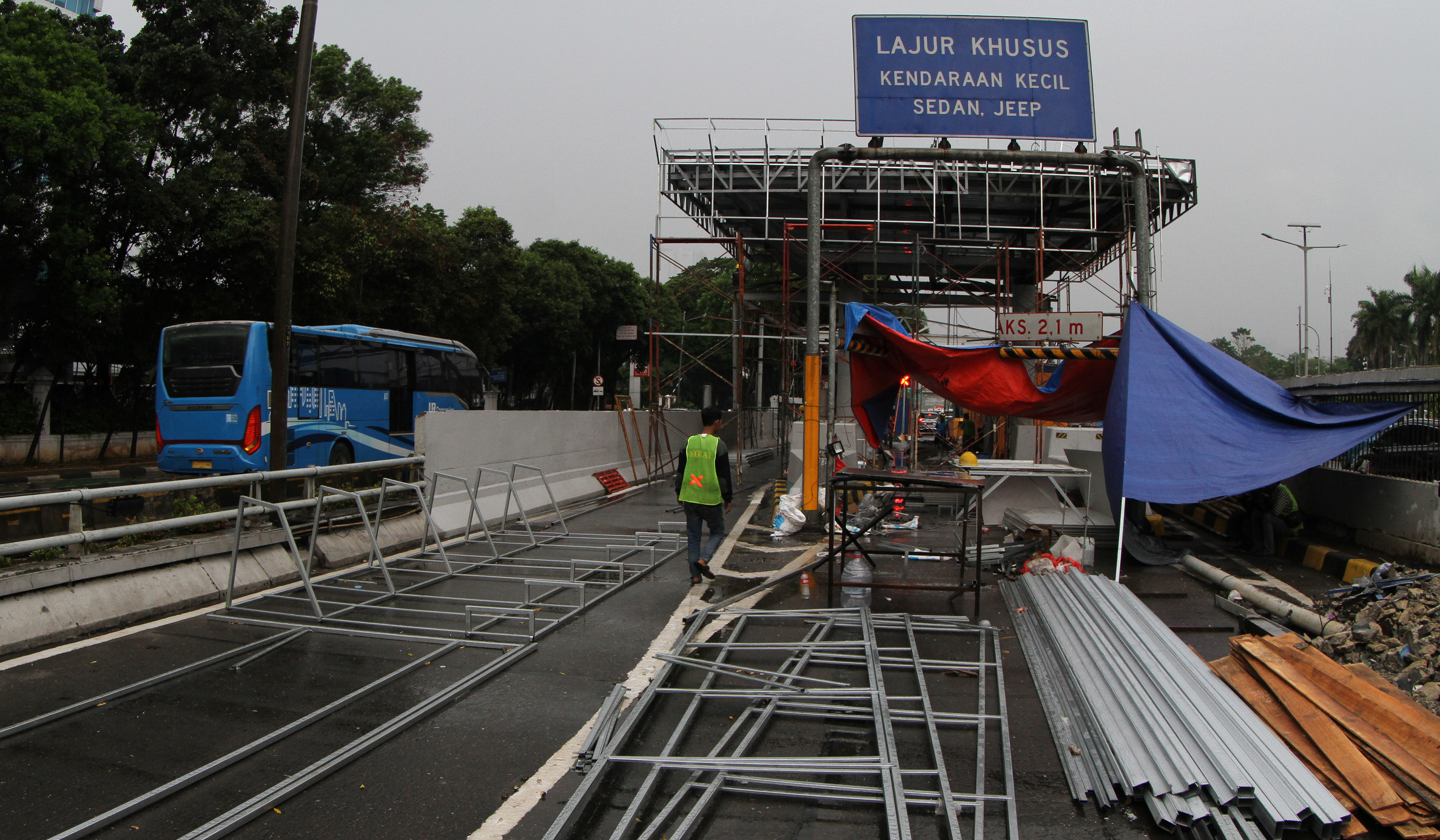 Perbaikan Gerbang Tol Pejompongan. (Agus Priatna/SinPo.id)