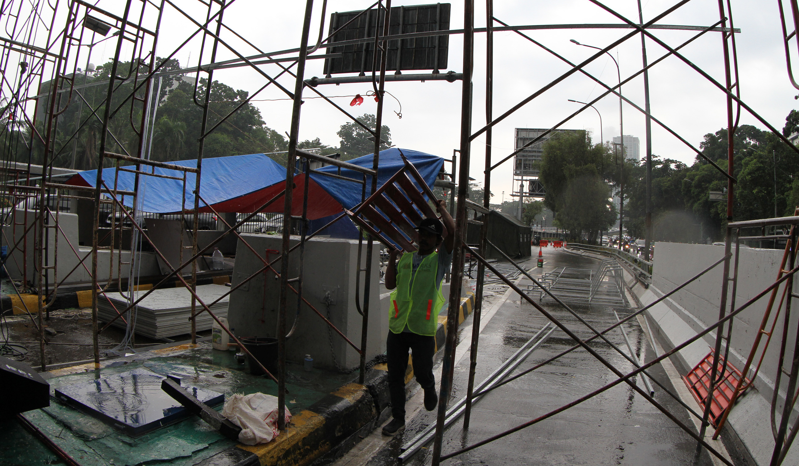Perbaikan Gerbang Tol Pejompongan. (Agus Priatna/SinPo.id)
