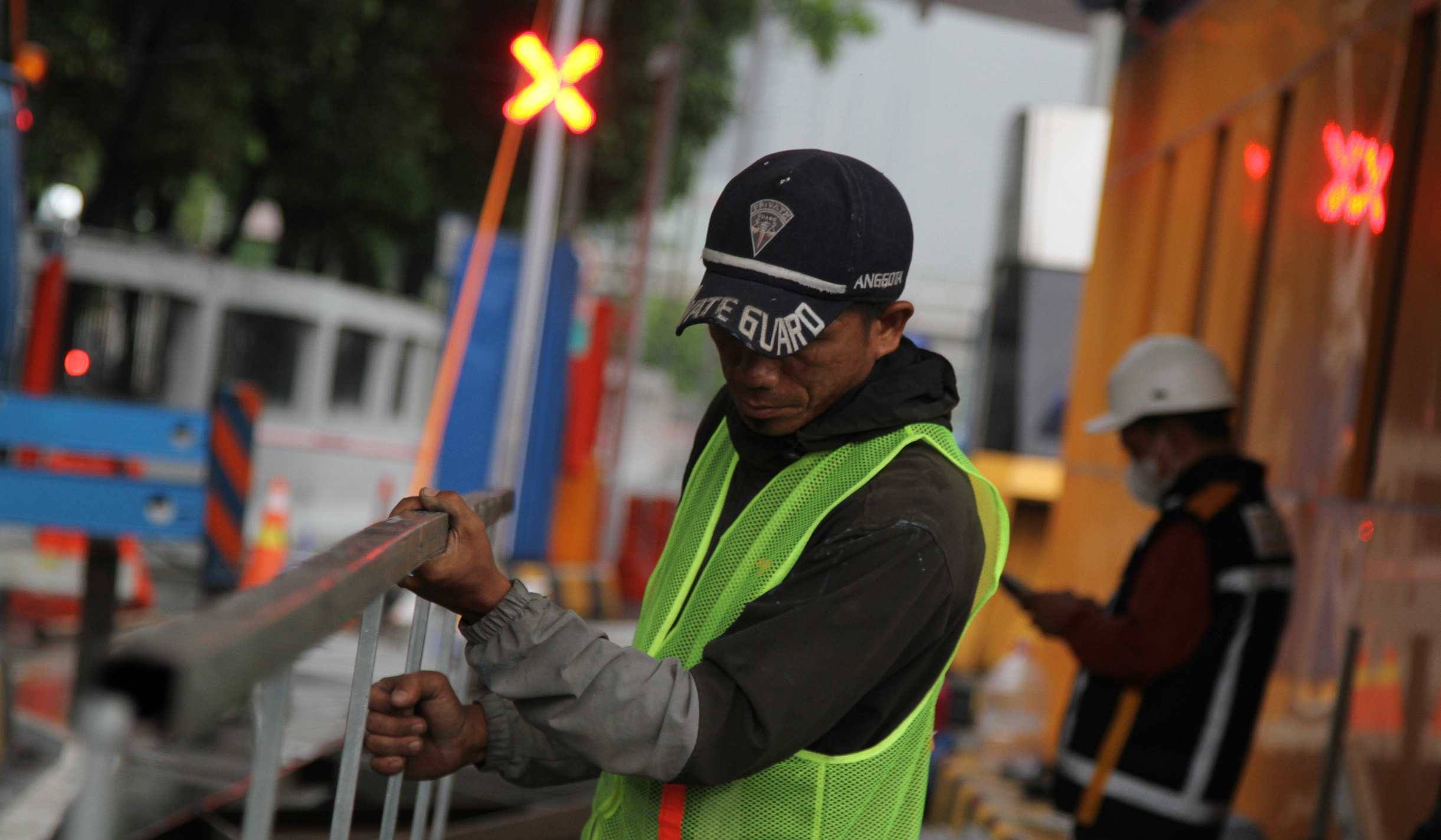 Perbaikan Gerbang Tol Pejompongan. (Agus Priatna/SinPo.id)