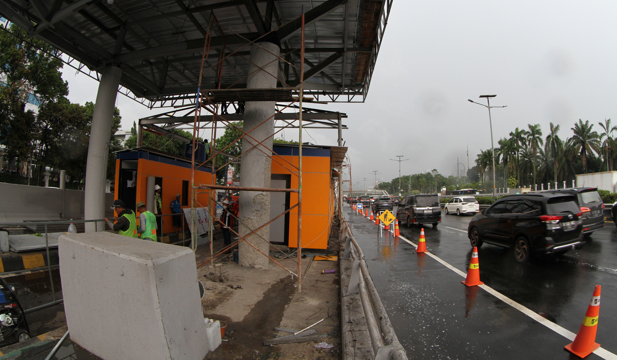 Perbaikan Gerbang Tol Pejompongan. (Agus Priatna/SinPo.id)