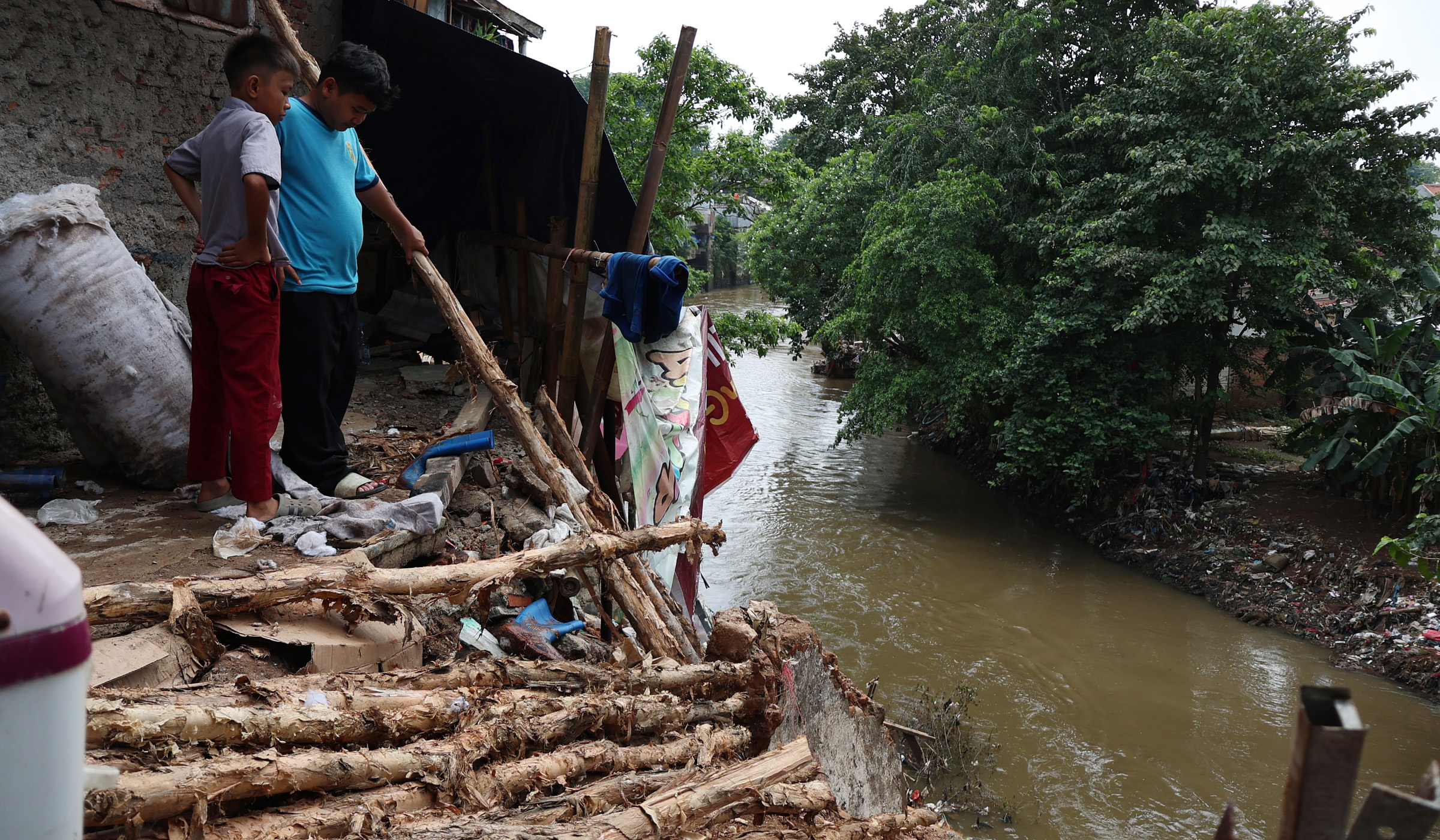 Longsor di bantaran sungai Ciliwung. (Agus Priatna/SinPo.id)