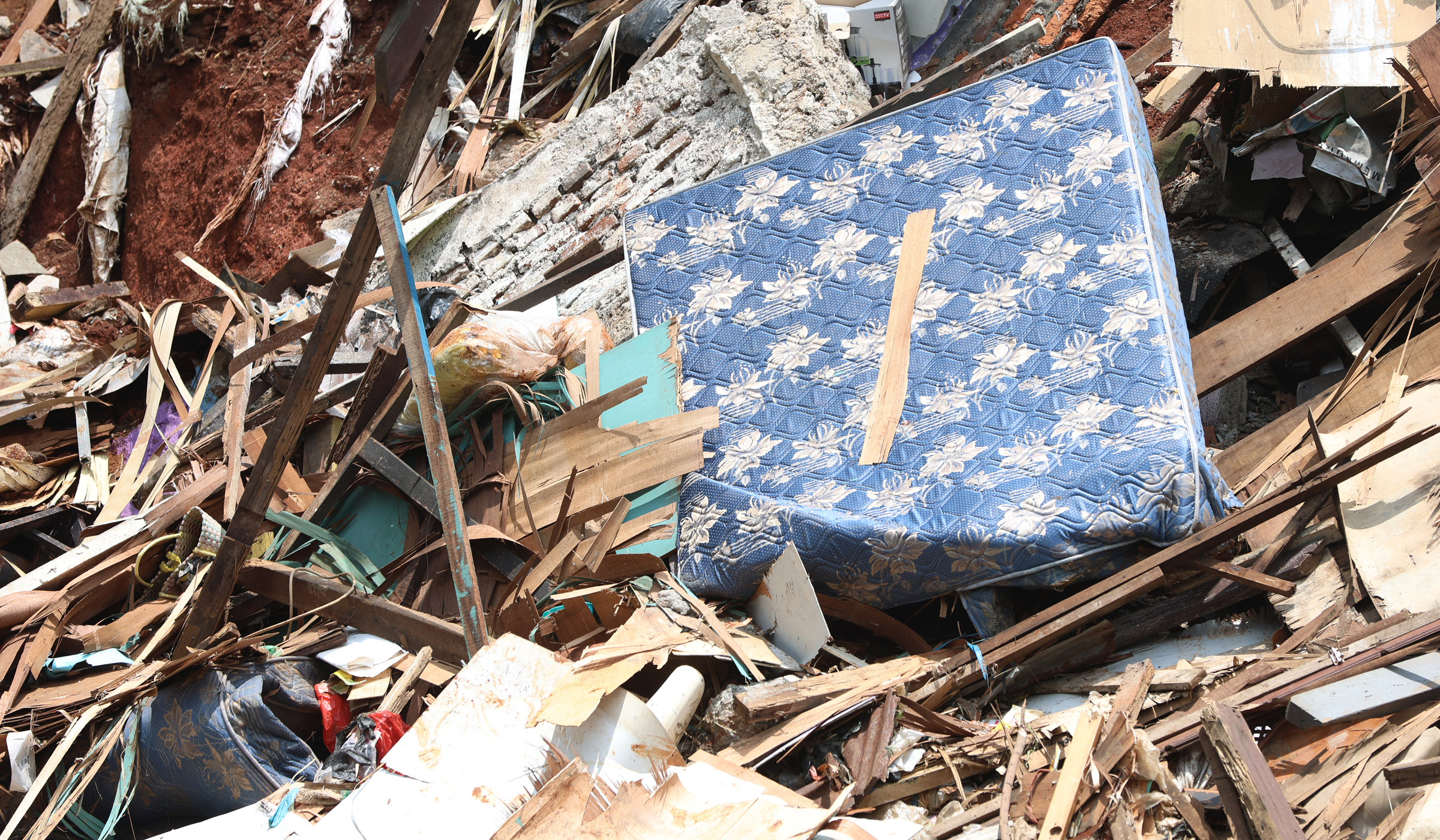 Longsor di bantaran sungai Ciliwung. (Agus Priatna/SinPo.id)