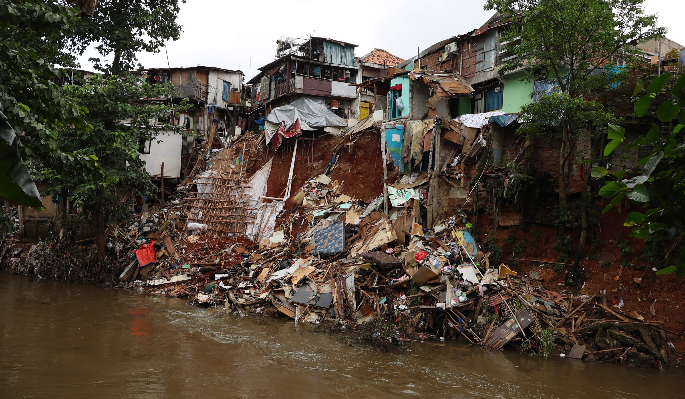Longsor di bantaran sungai Ciliwung. (Agus Priatna/SinPo.id)