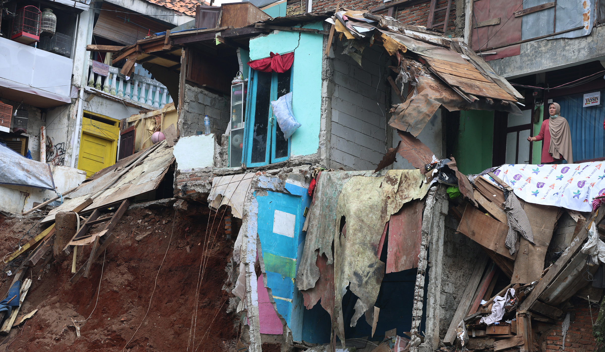 Longsor di bantaran sungai Ciliwung. (Agus Priatna/SinPo.id)
