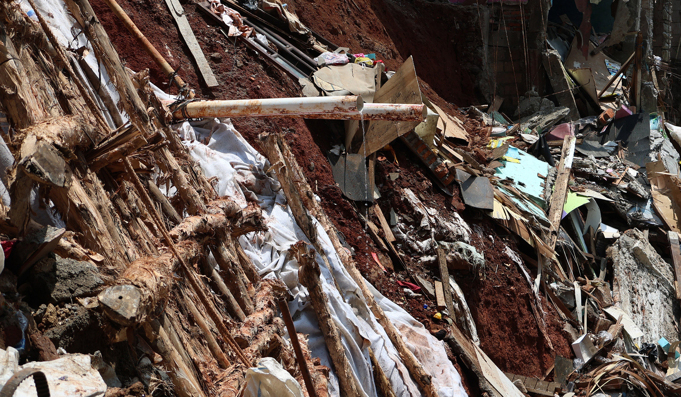 Longsor di bantaran sungai Ciliwung. (Agus Priatna/SinPo.id)