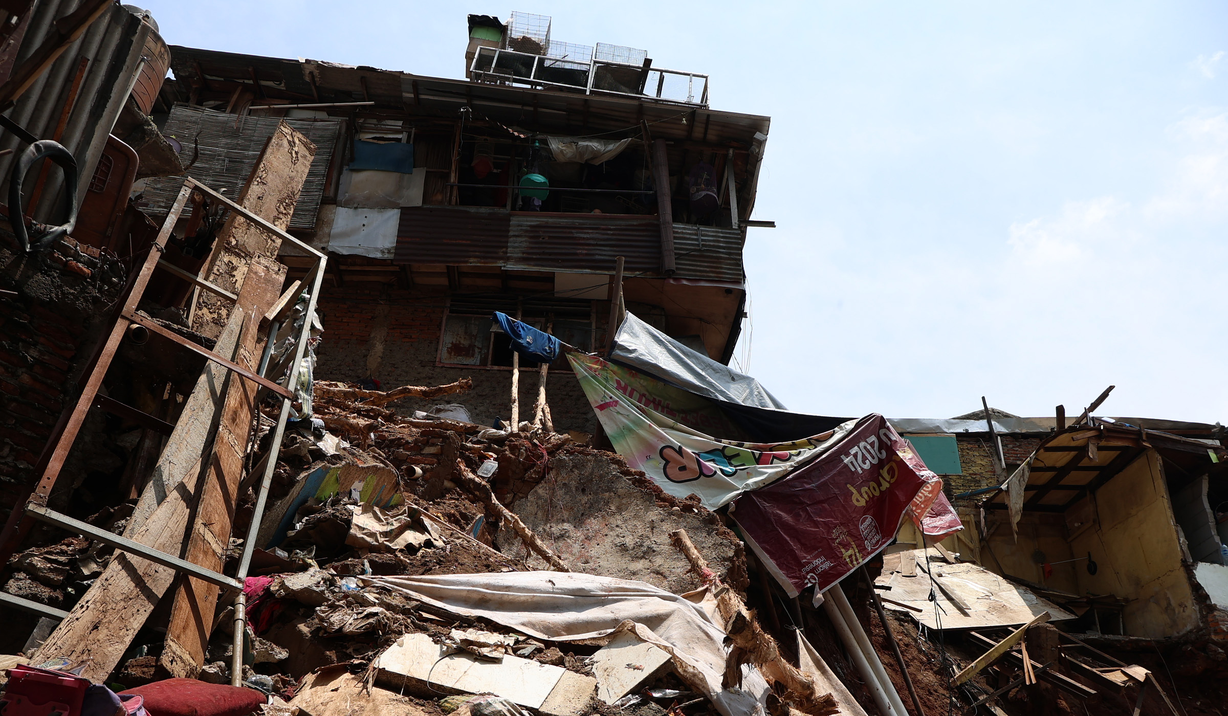 Longsor di bantaran sungai Ciliwung. (Agus Priatna/SinPo.id)