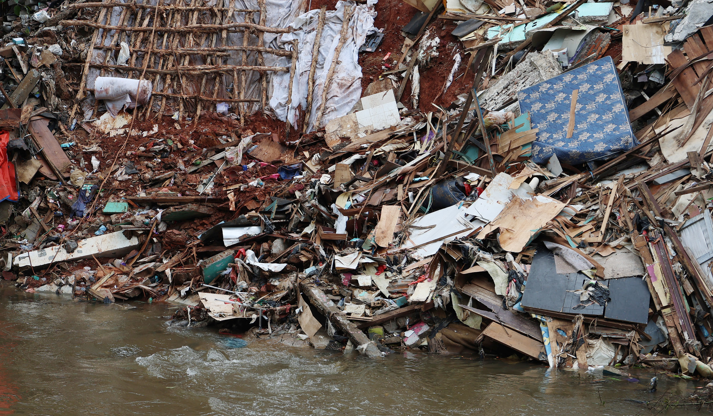 Longsor di bantaran sungai Ciliwung. (Agus Priatna/SinPo.id)