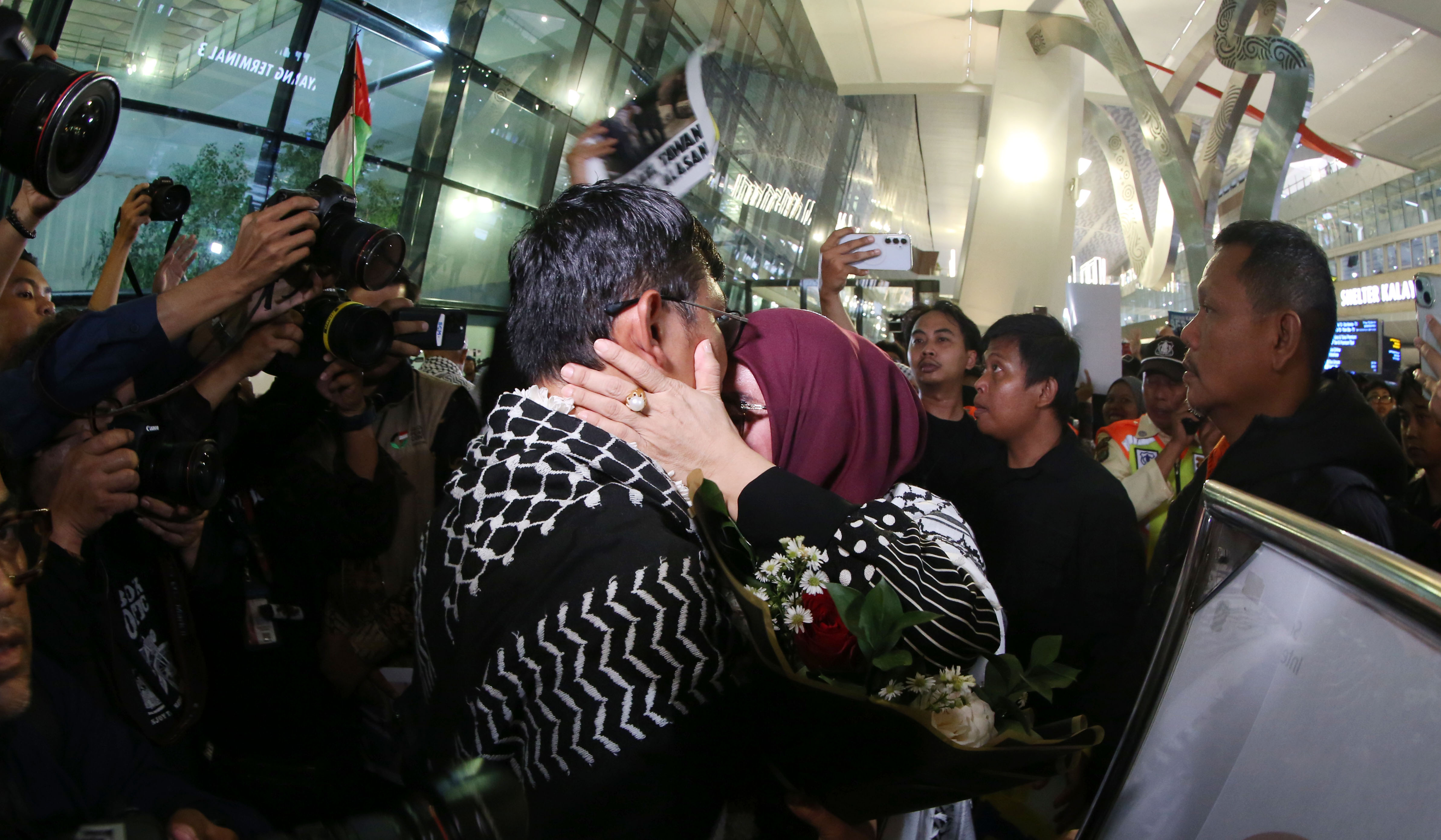 Aktivis dan Jurnalis Global Sumud Flotilla saat tiba di Soetta. (Agus Priatna/SinPo.id)