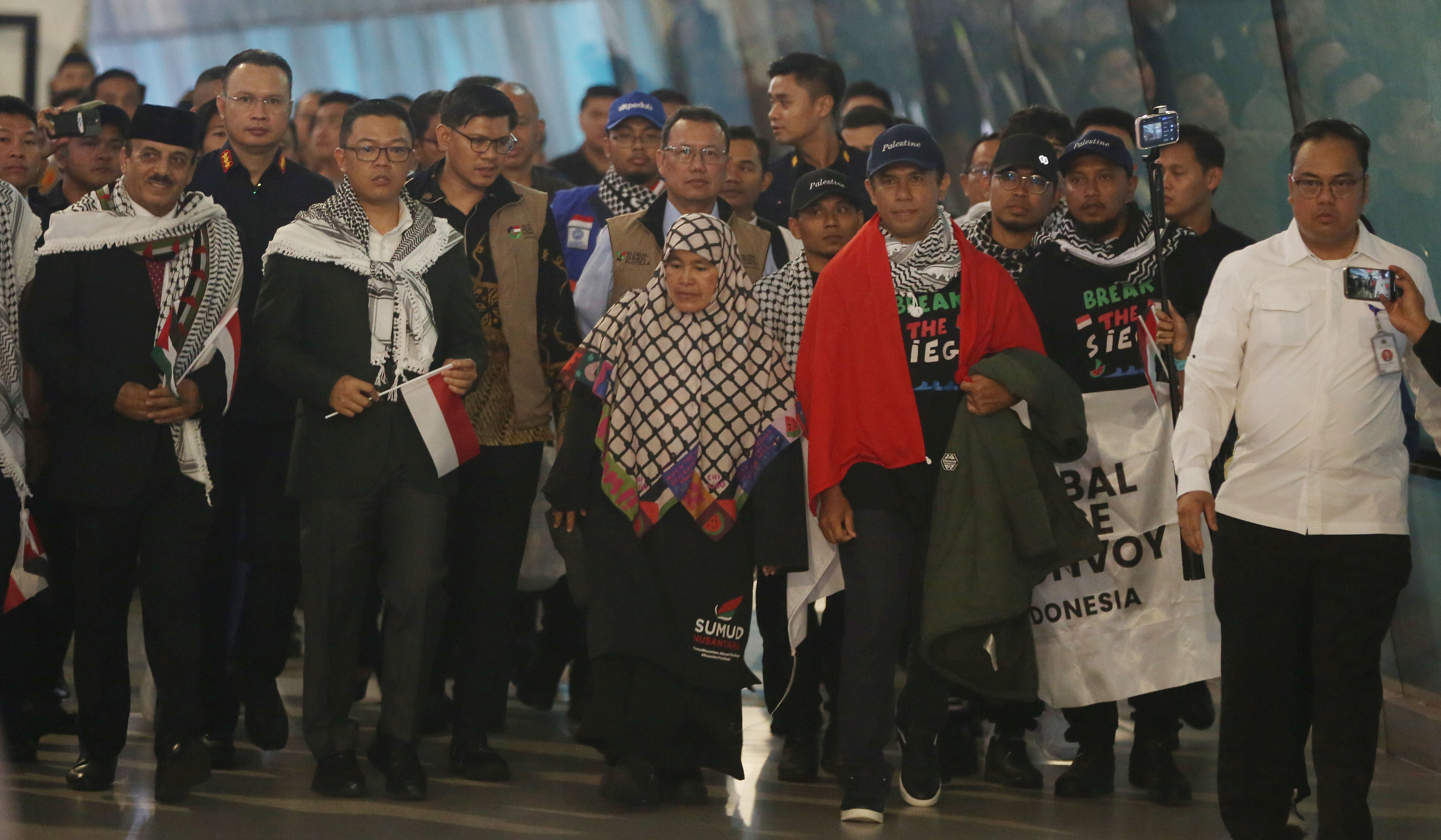 Aktivis dan Jurnalis Global Sumud Flotilla saat tiba di Soetta. (Agus Priatna/SinPo.id)