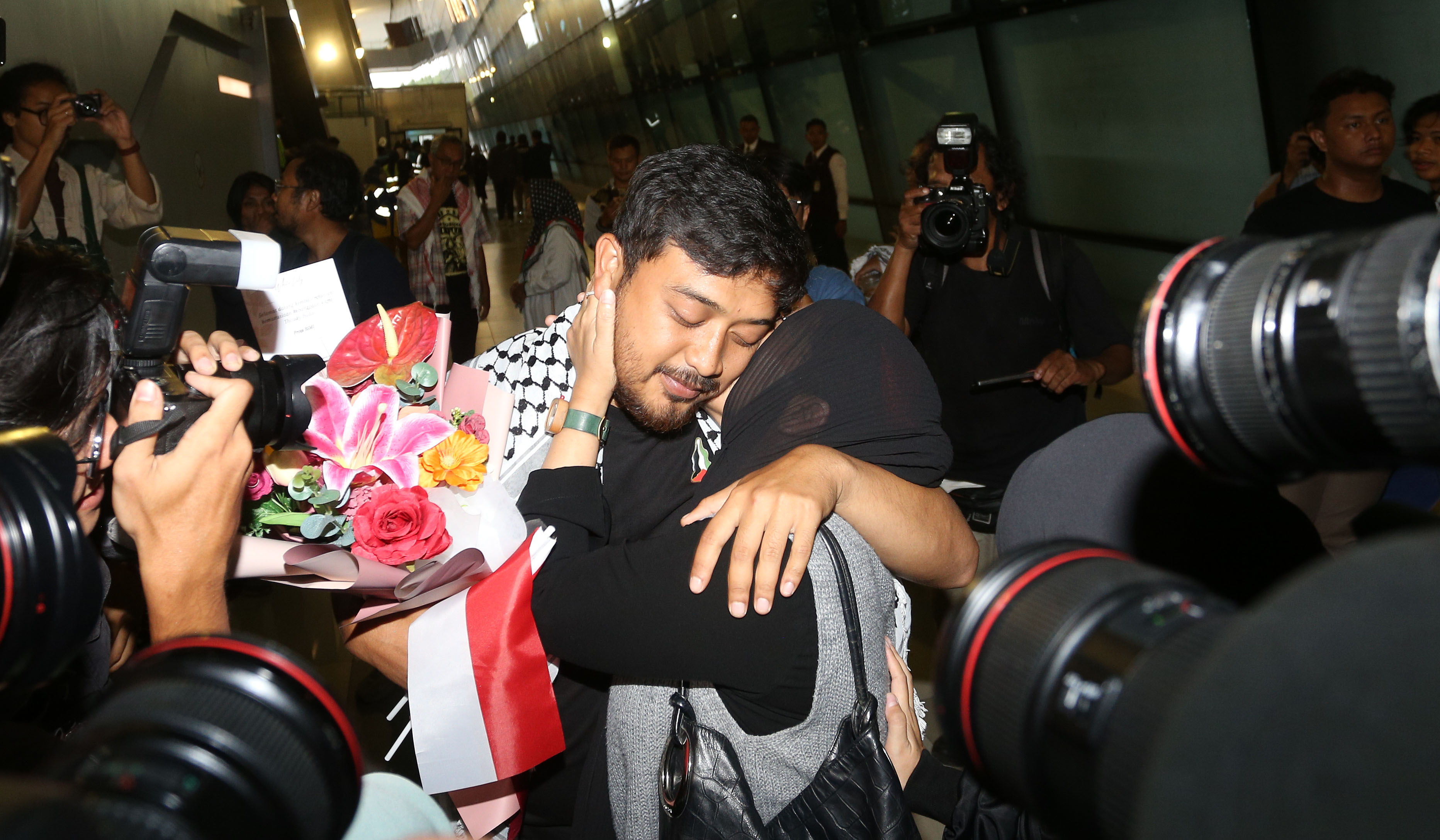Aktivis dan Jurnalis Global Sumud Flotilla saat tiba di Soetta. (Agus Priatna/SinPo.id)