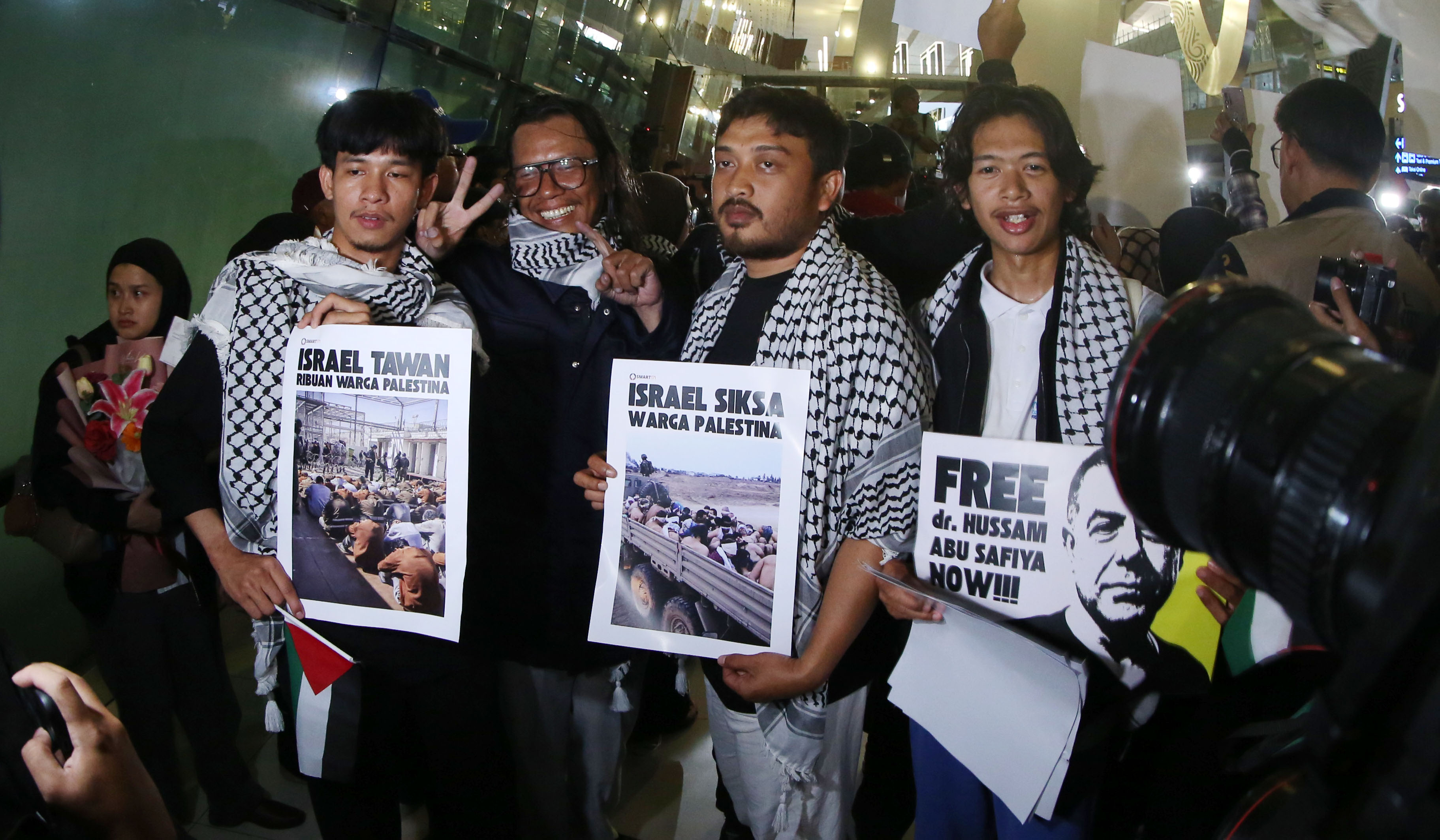 Aktivis dan Jurnalis Global Sumud Flotilla saat tiba di Soetta. (Agus Priatna/SinPo.id)