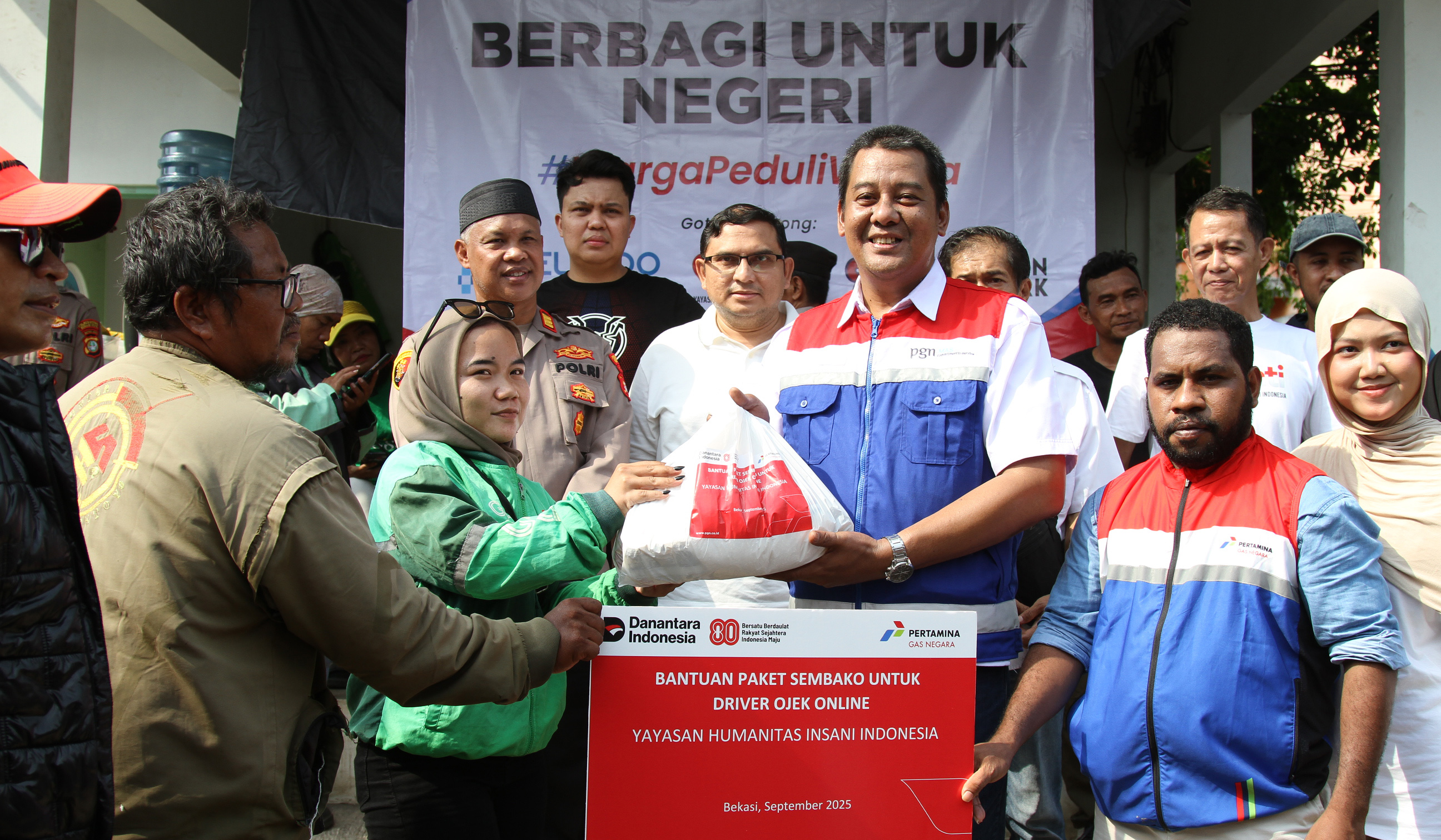 Pembagian paket sembako untuk ojol. (Agus Priatna/SinPo.id)