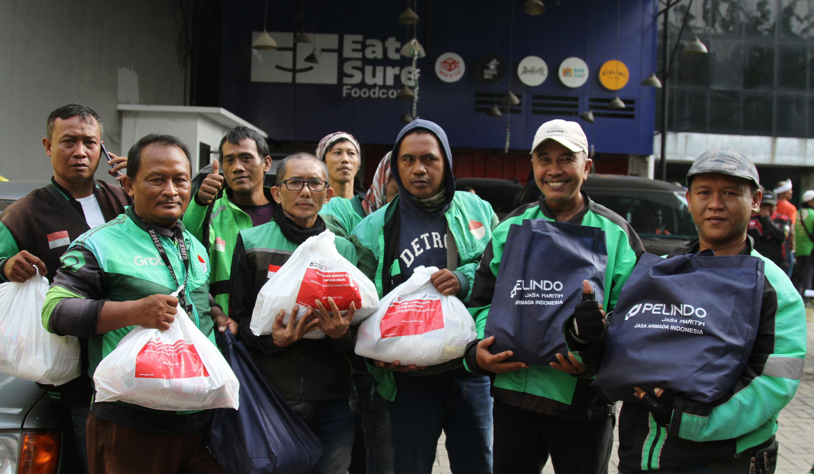Pembagian paket sembako untuk ojol. (Agus Priatna/SinPo.id)