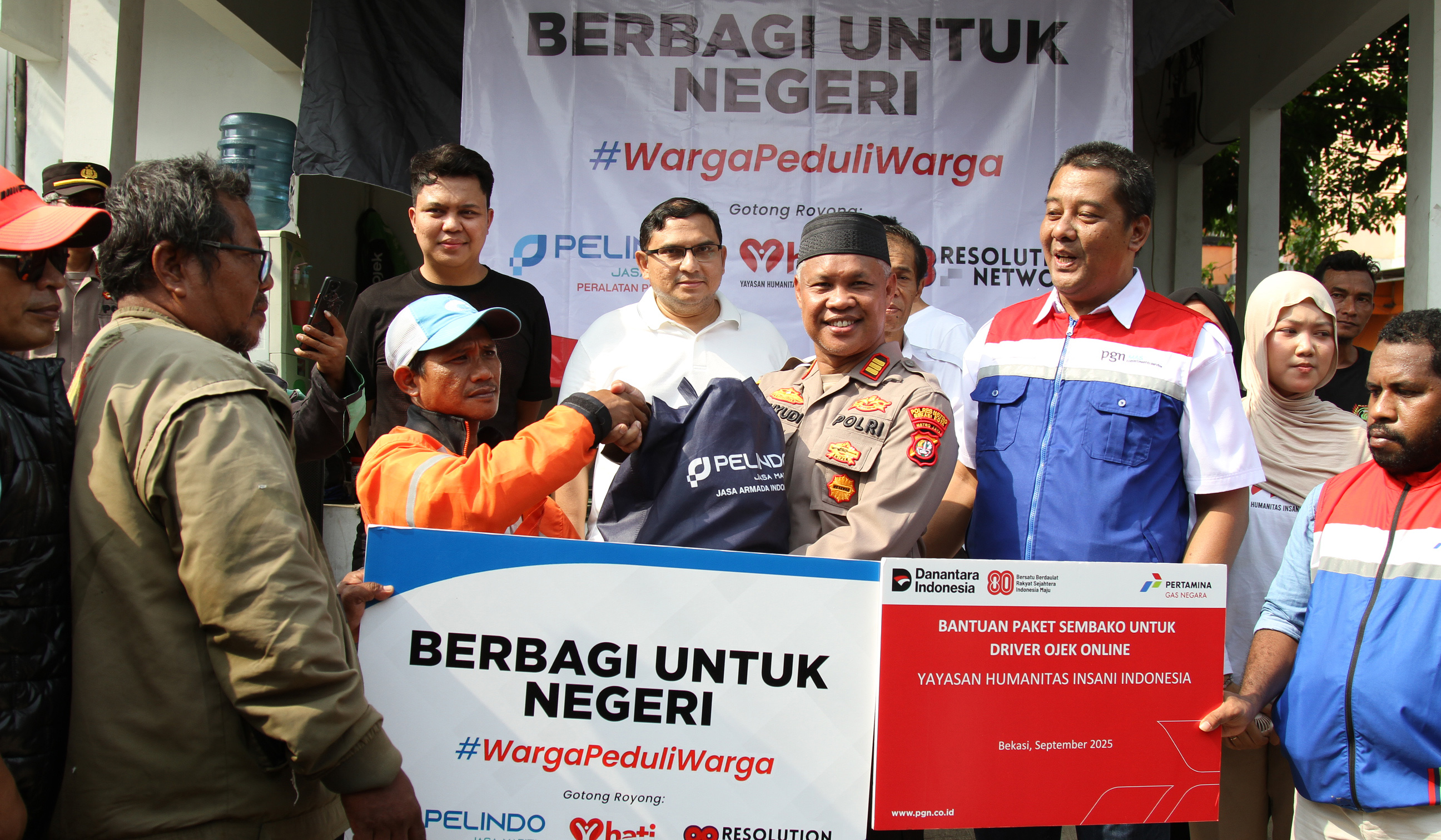 Pembagian paket sembako untuk ojol. (Agus Priatna/SinPo.id)