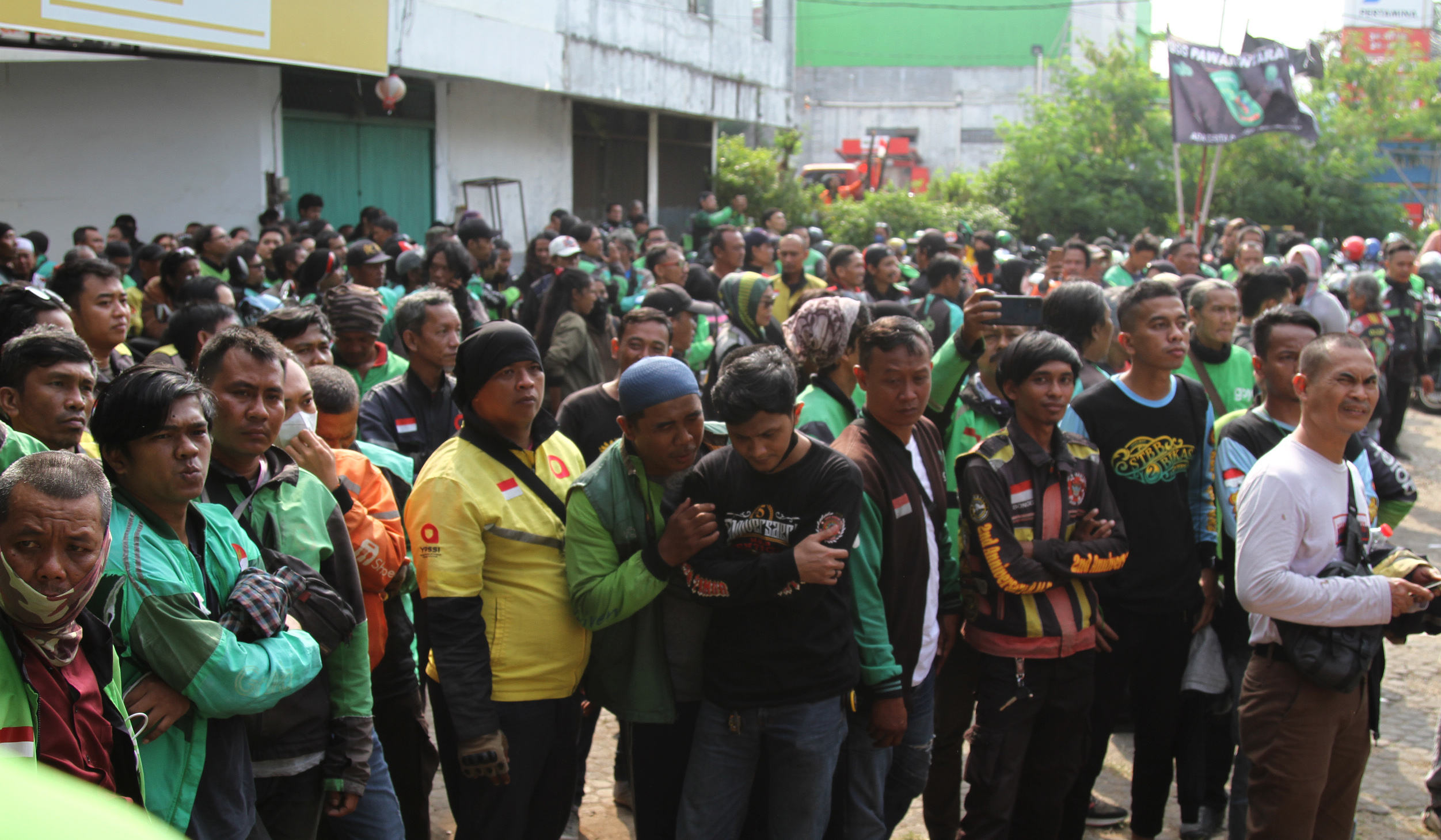 Pembagian paket sembako untuk ojol. (Agus Priatna/SinPo.id)