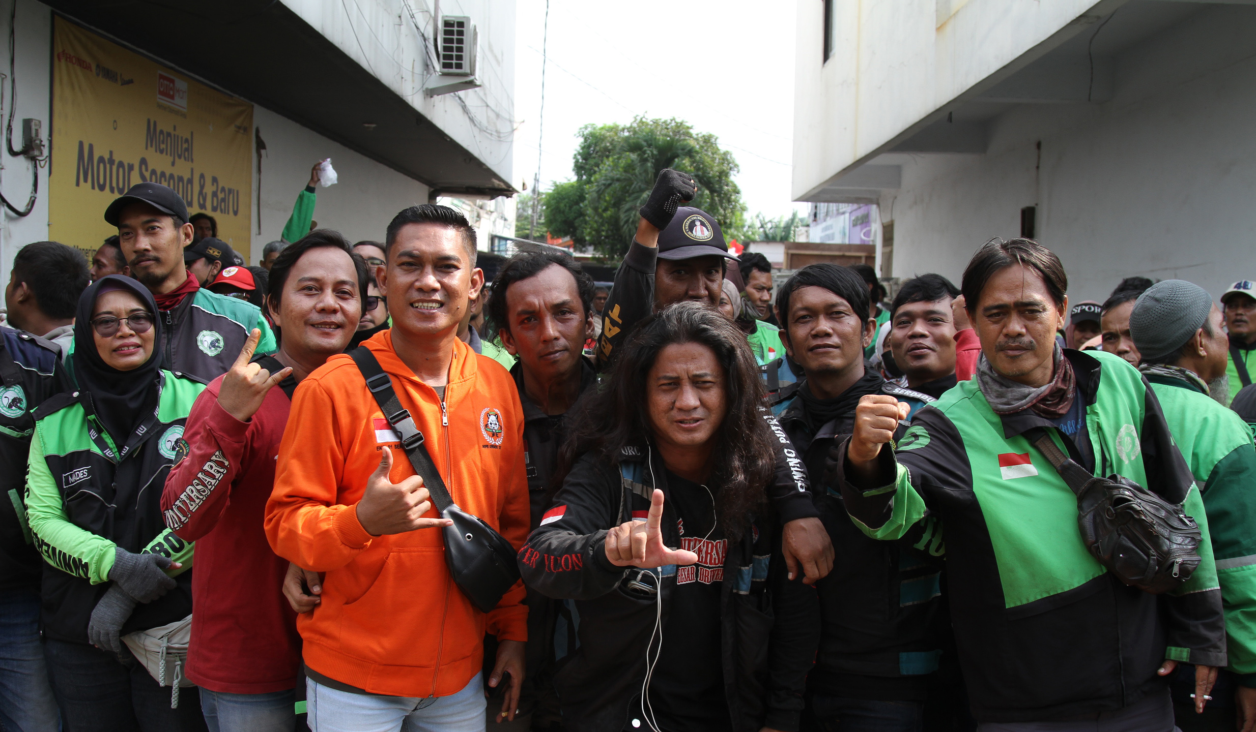 Pembagian paket sembako untuk ojol. (Agus Priatna/SinPo.id)