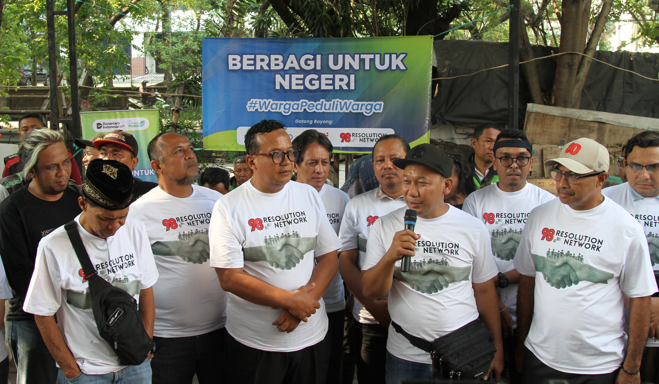 Pembagian paket sembako untuk ojol. (Agus Priatna/SinPo.id)