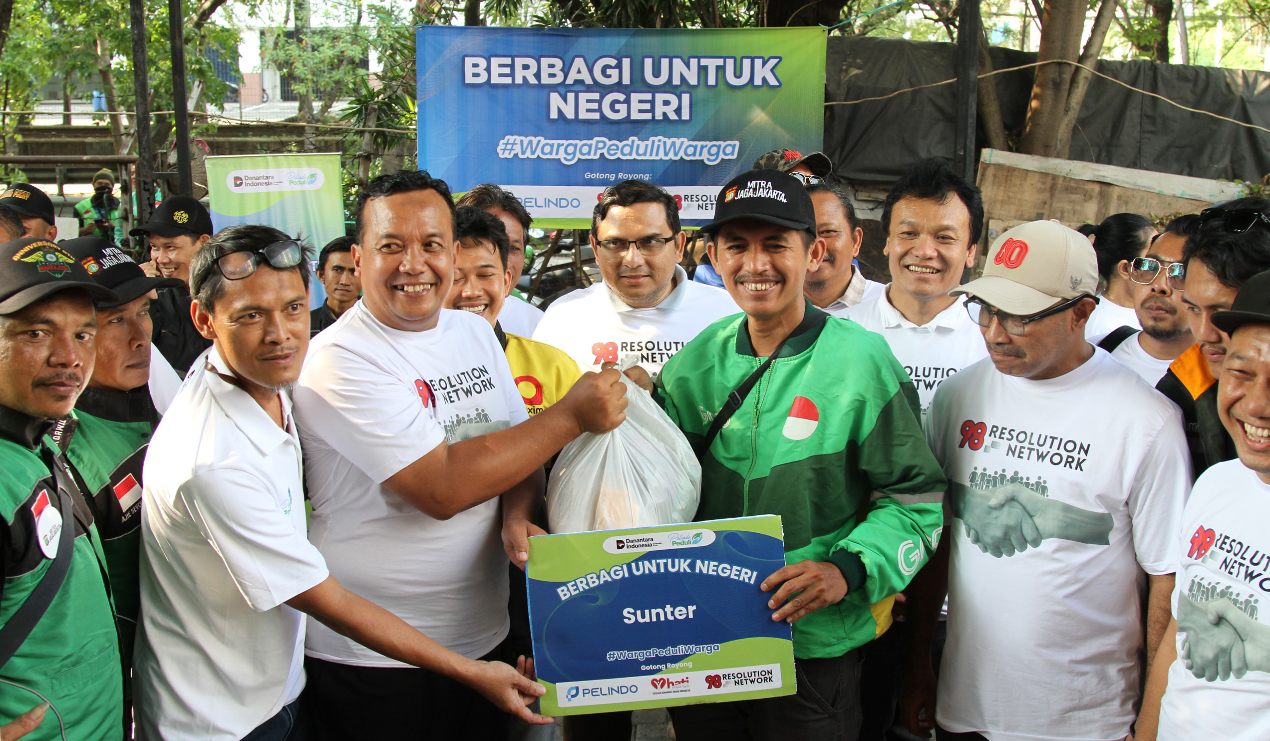 Pembagian paket sembako untuk ojol. (Agus Priatna/SinPo.id)