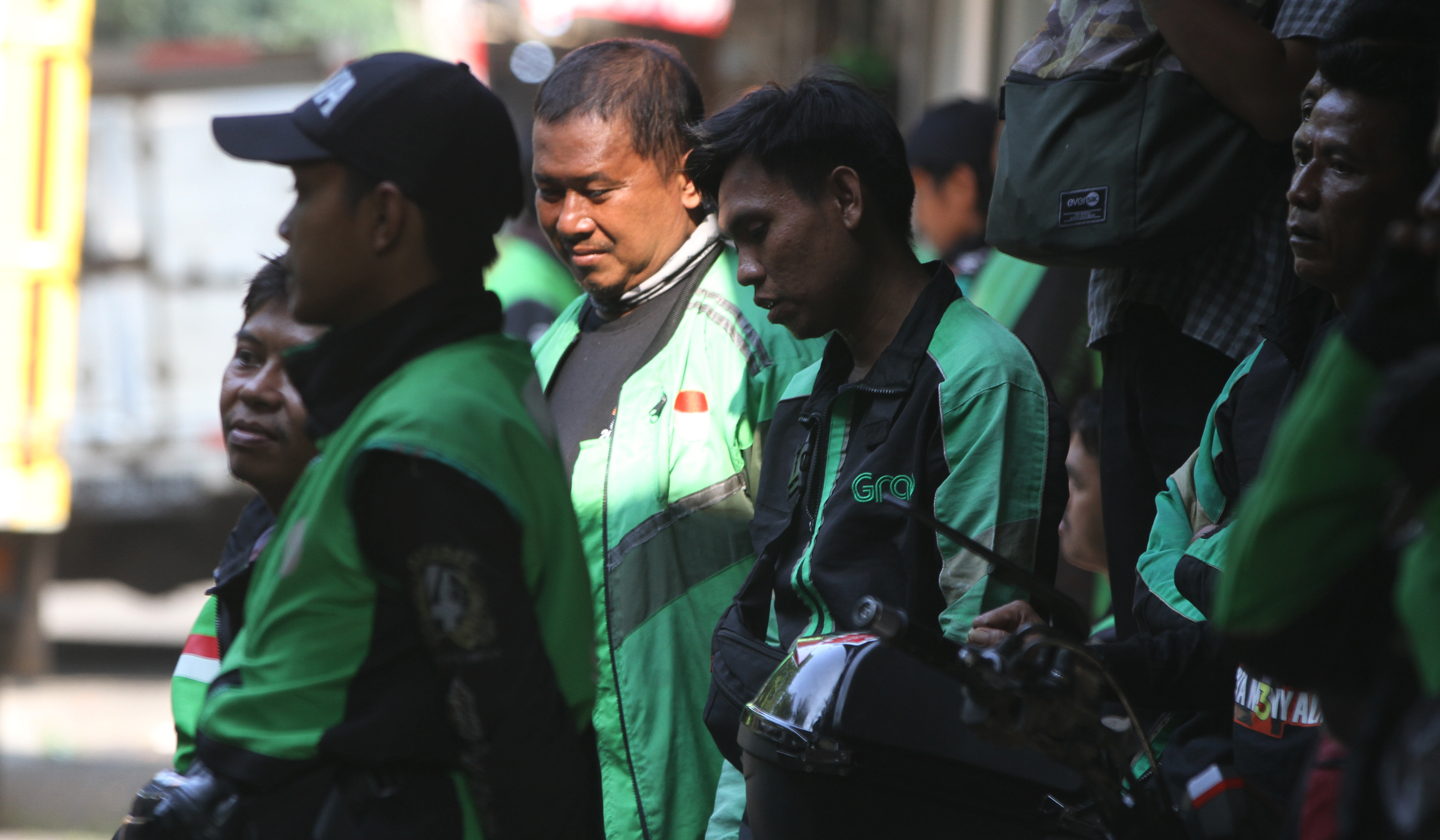 Pembagian paket sembako untuk ojol. (Agus Priatna/SinPo.id)