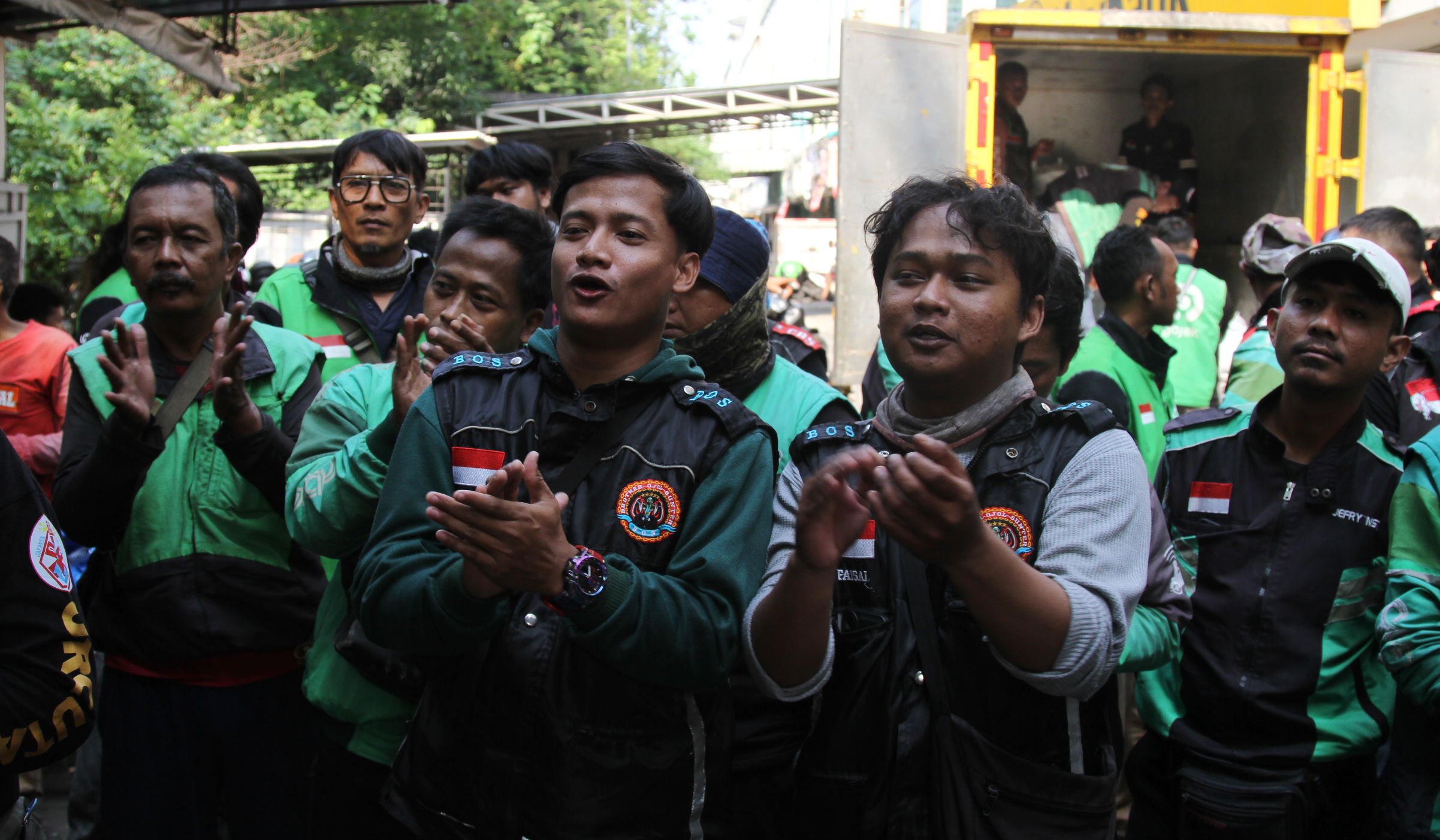 Pembagian paket sembako untuk ojol. (Agus Priatna/SinPo.id)