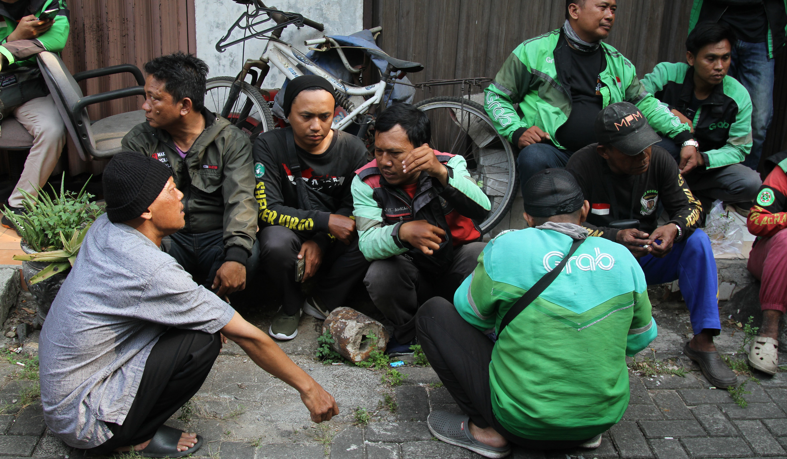 Pembagian paket sembako untuk ojol. (Agus Priatna/SinPo.id)